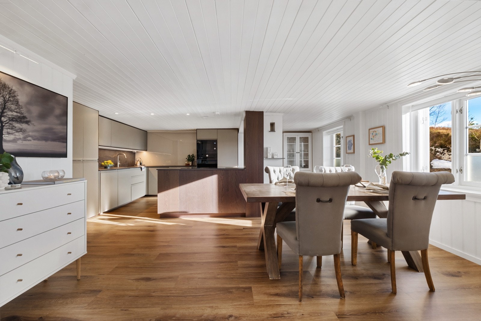 Et stort, moderne og svært innbydende kjøkken med eksklusive detaljer og gode løsninger - perfekt for både hverdagsbruk og hyggelige sammenkomster Galleribilde