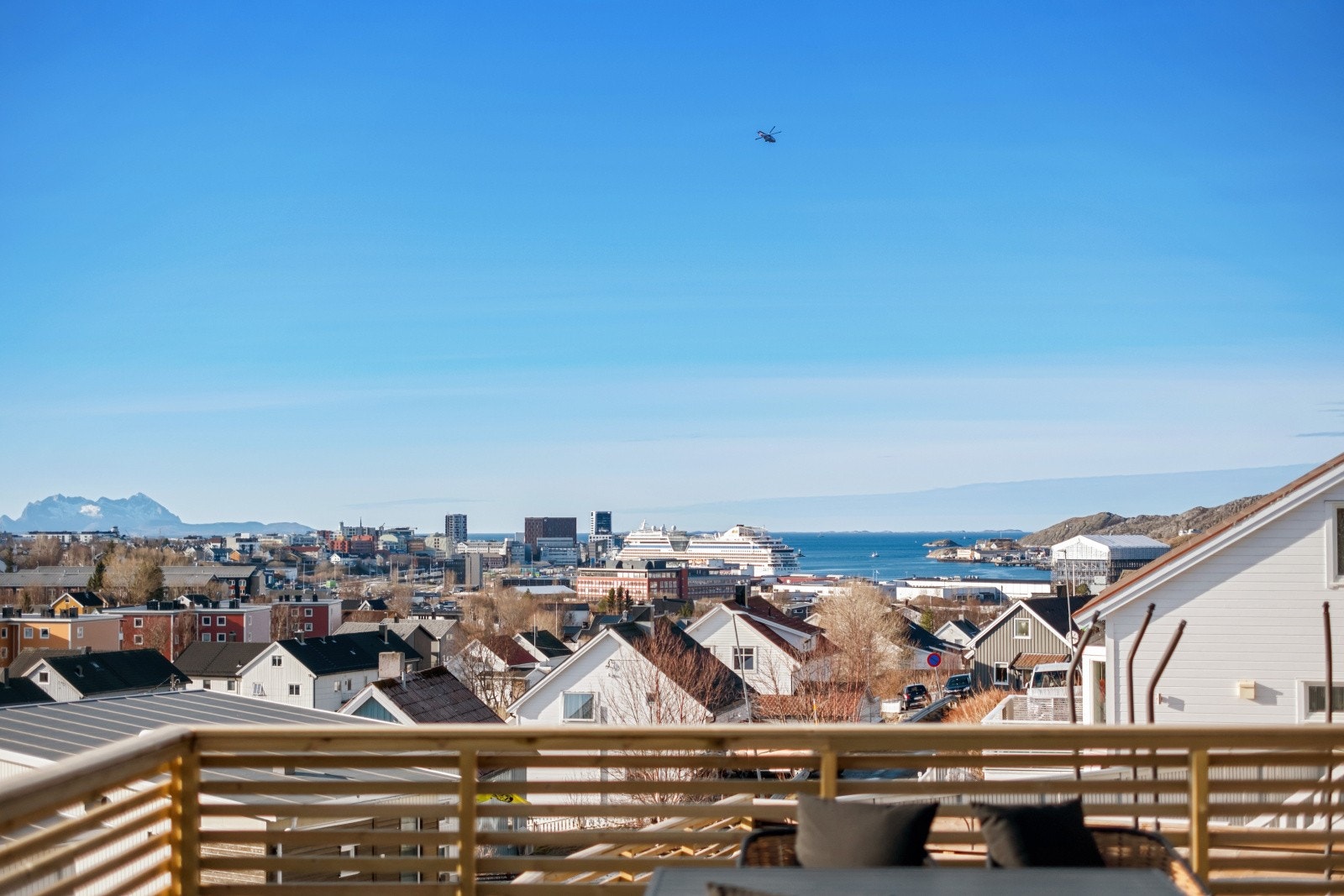 Fra soverommet er det direkte utgang til en solrik terrasse, hvor man kan nyte fantastiske sol- og utsiktsforhold Galleribilde