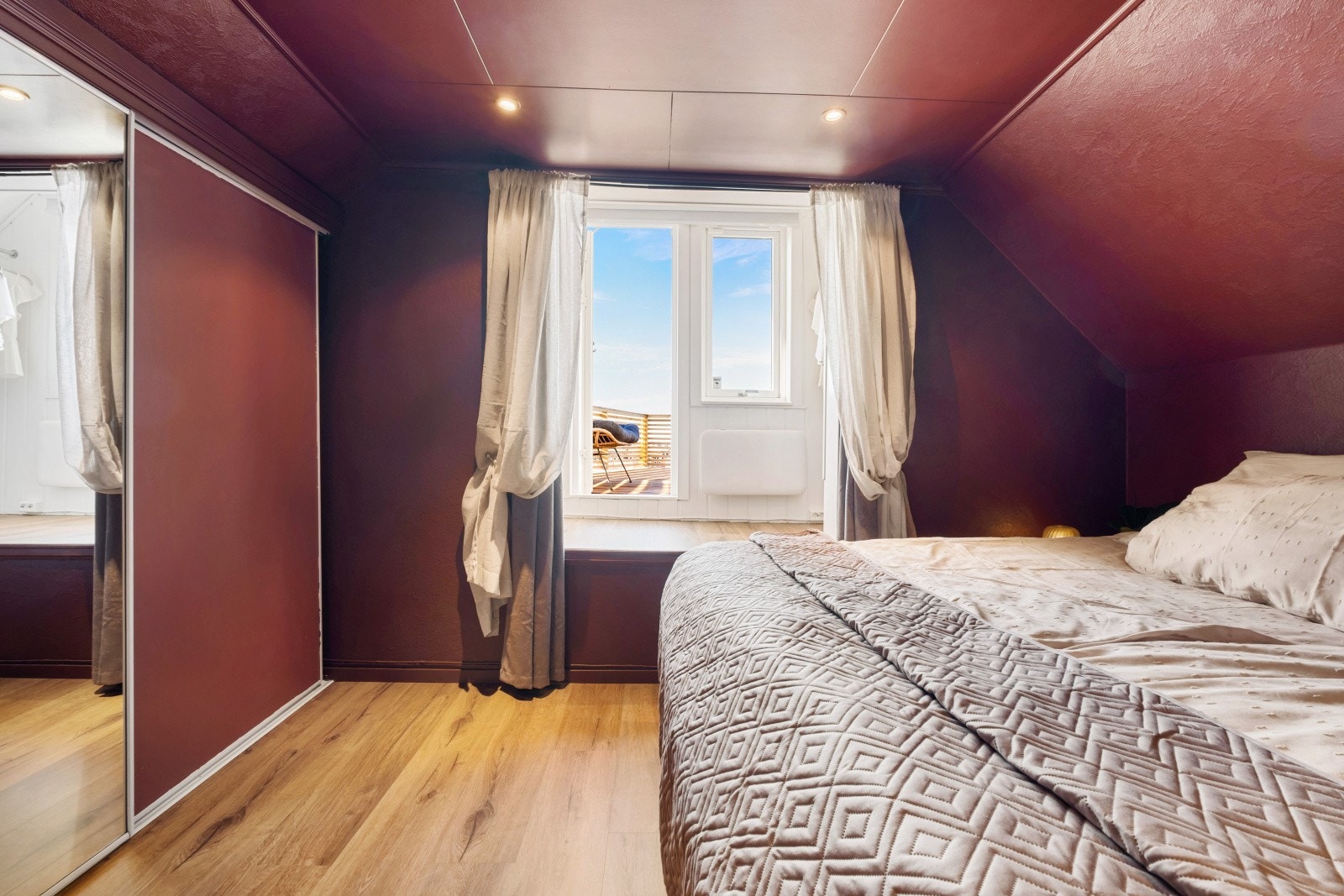 Rommet har også en praktisk skyvedørsgarderobe som gir rikelig med oppbevaringsplass Galleribilde