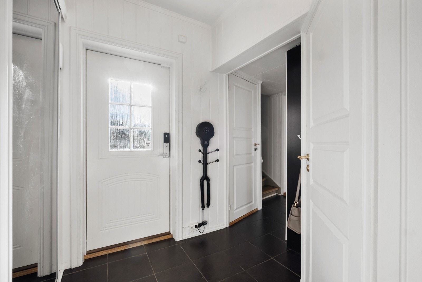 Du ønskes velkommen inn i en praktisk entré med flislagt gulv og god plass til å henge fra seg yttertøy og sette fra seg sko. I entréen finner du også en skyvedørsgarderobe med speil, som gir gode oppbevaringsmuligheter og bidrar til en romslig følelse Galleribilde