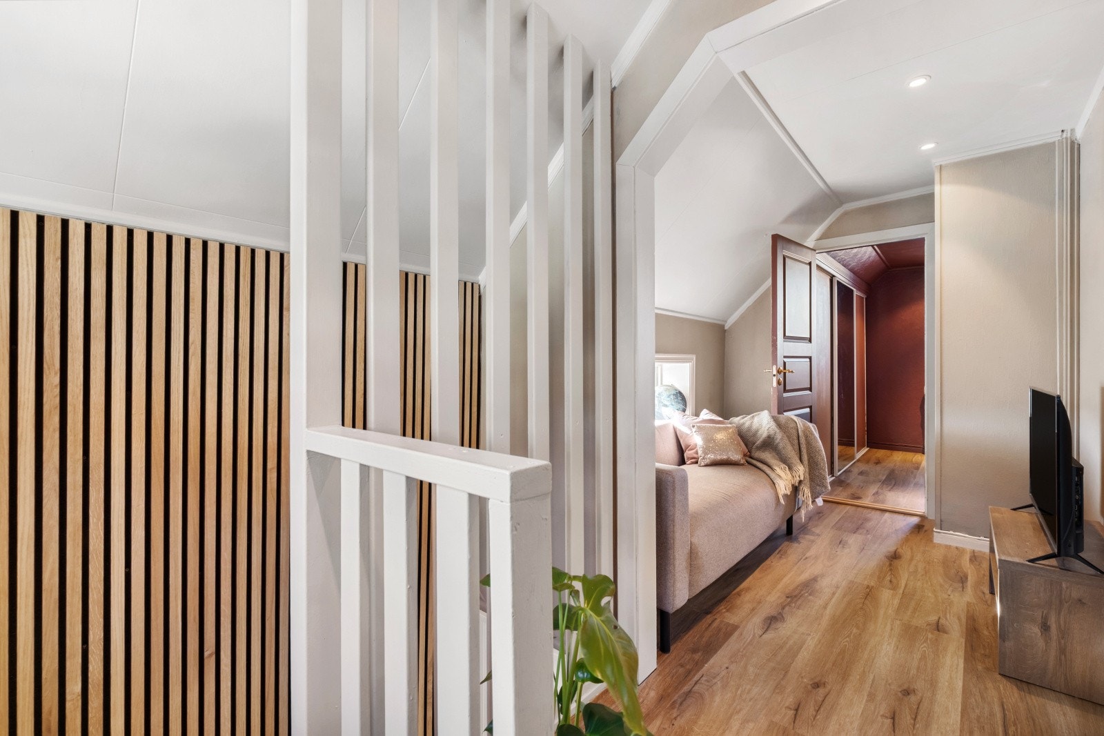 Når man kommer opp i 3. etasjen møter man først på en liten gang som i dag er innredet med en sofa og tv på benk Galleribilde