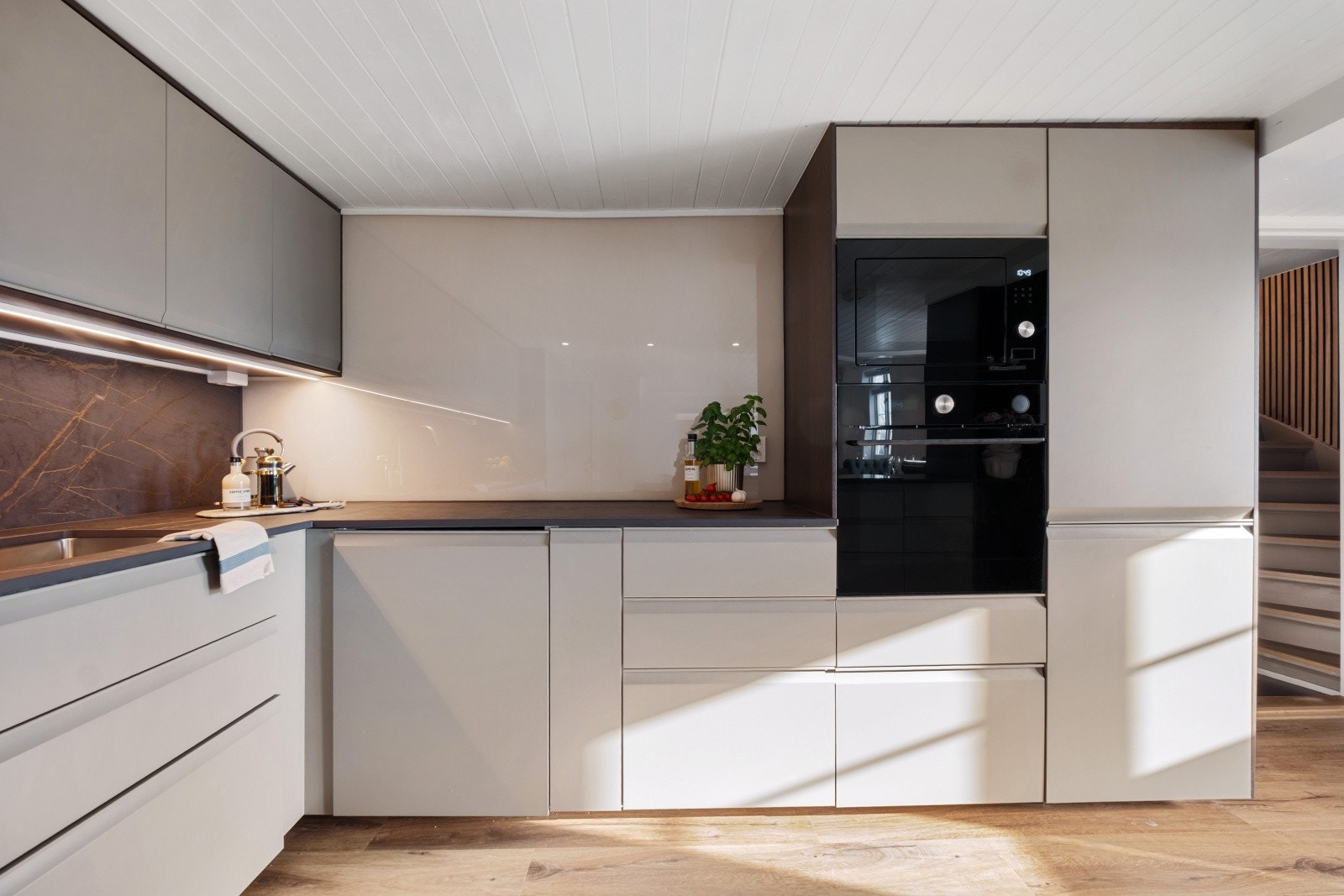 Kjøkkenet er videre utstyrt med nedfelt stålvask, kitchenboard på vegg over benk samt integrerte hvitevarer, inkludert komfyr, mikro, koketopp og kjøl-/fryseskap Galleribilde