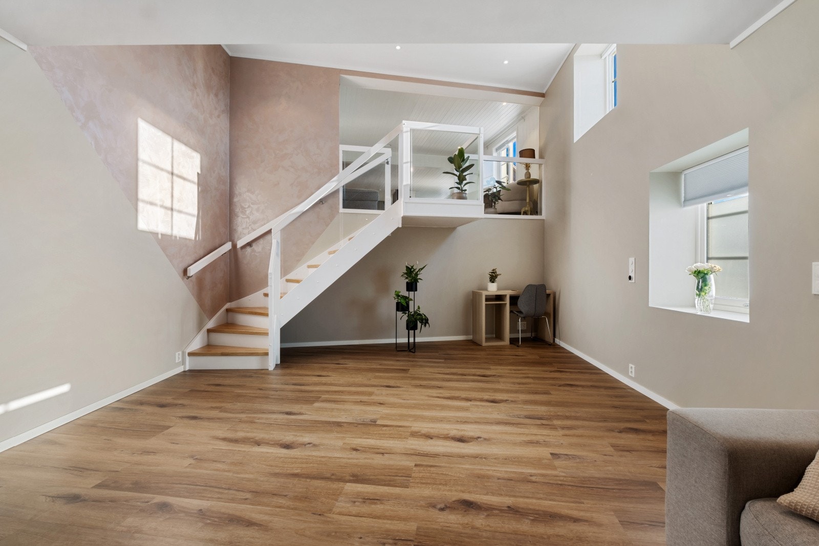 Kjelleretasjen er delt i to separate deler, hvor den ene delen nås via trapp fra stuen Galleribilde