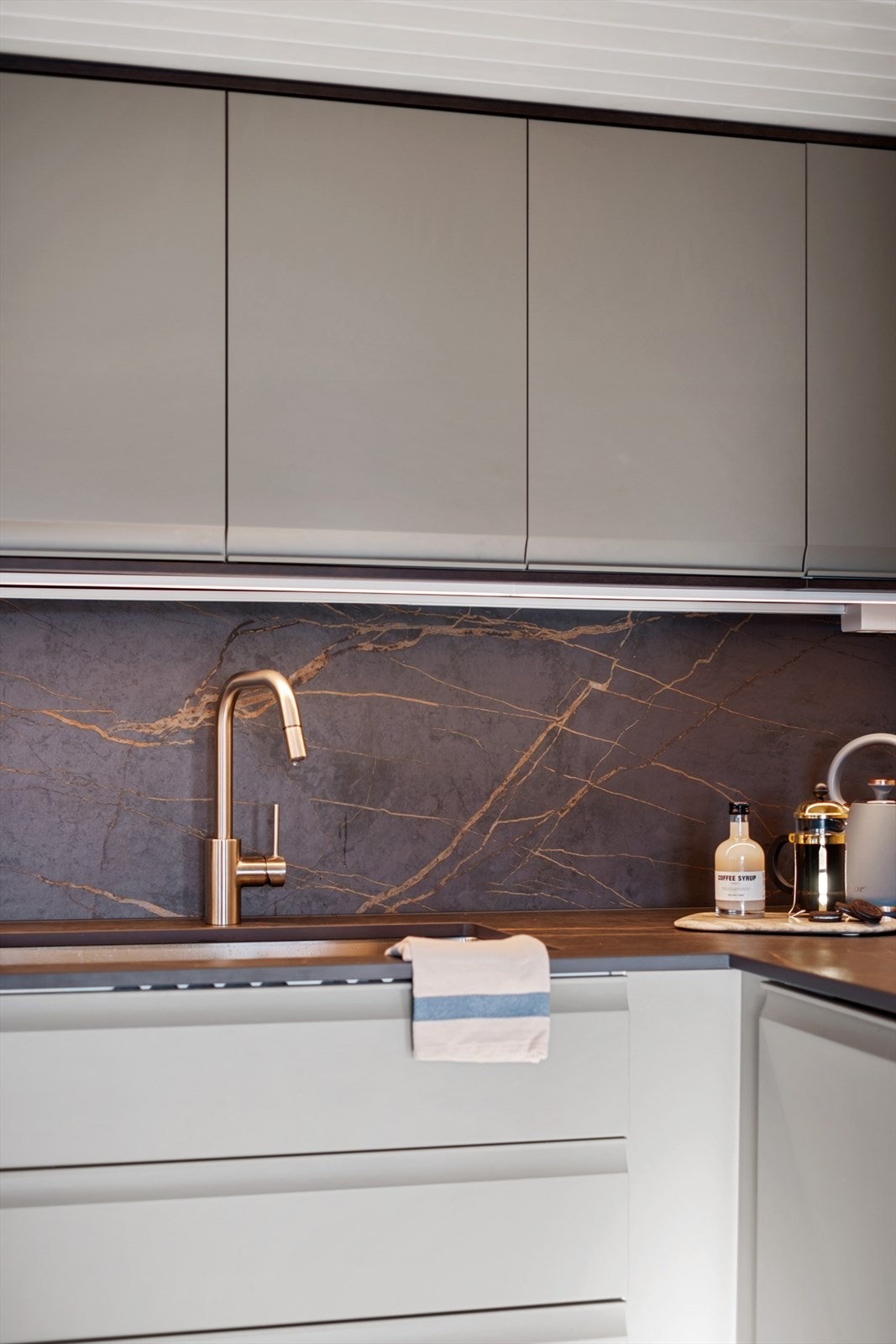 Lekker servant i gullfarge med backsplash i matchende stil Galleribilde