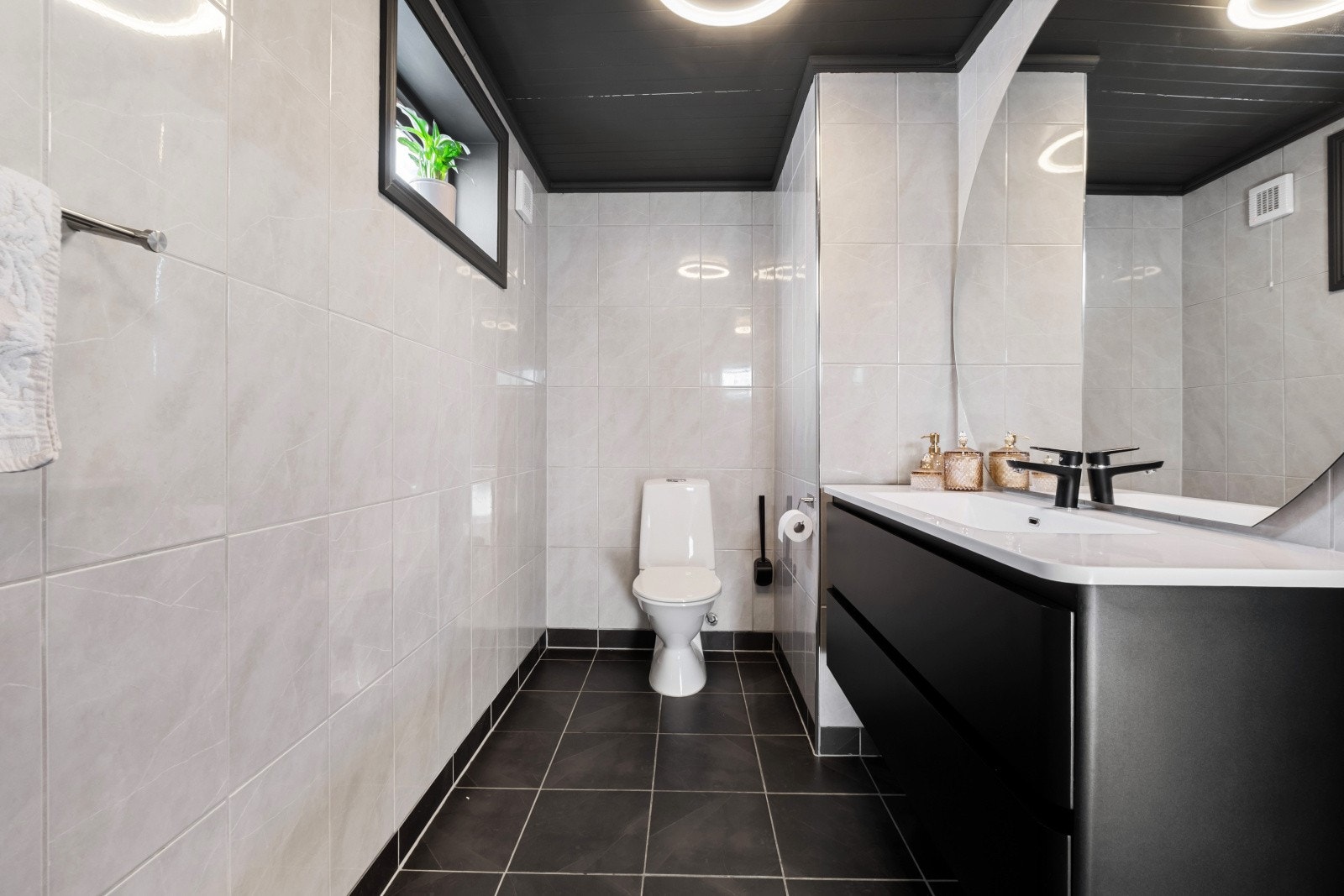 Badet er videre utstyrt med dusjkabinett og gulvstående toalett. Mekanisk avtrekk sørger for god ventilasjon og et behagelig inneklima Galleribilde