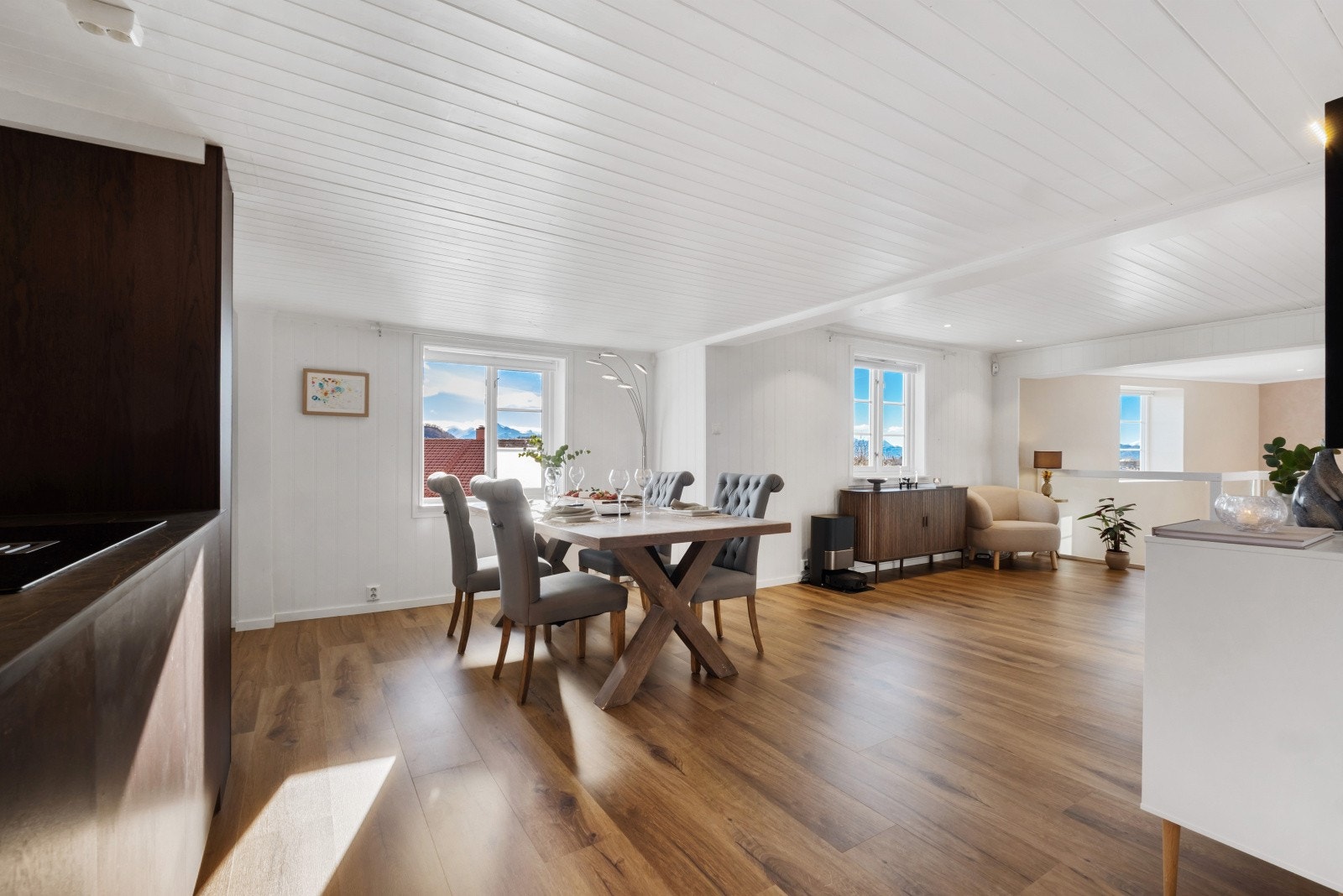 Spisestuen har en naturlig plassering i tilknytning til kjøkkenet, med god plass til et romslig spisebord - perfekt for både hverdagsmåltider og hyggelige sammenkomster Galleribilde