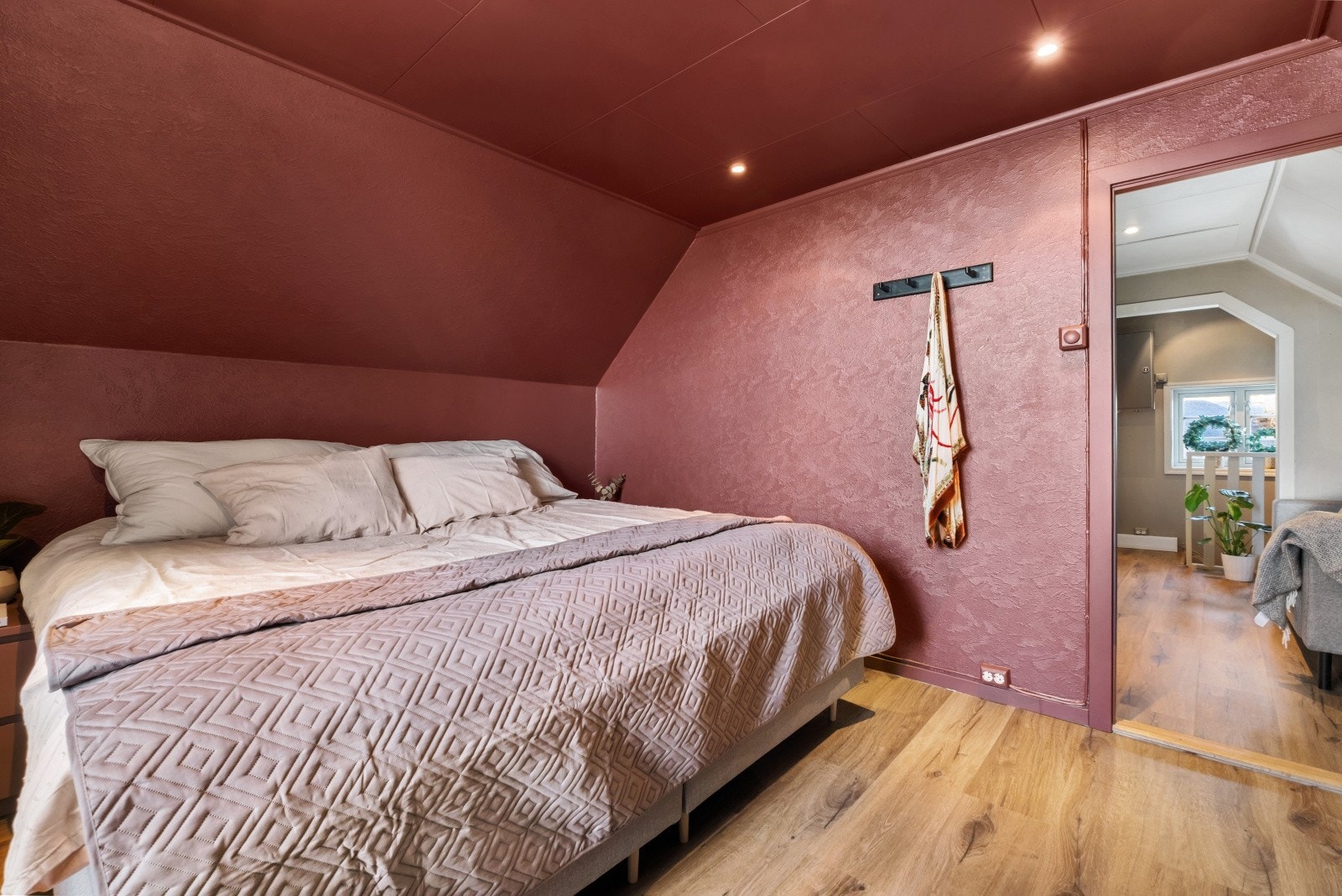 Hovedsoverommet er romslig og innbydende, med god plass til dobbeltseng og tilhørende nattbord Galleribilde