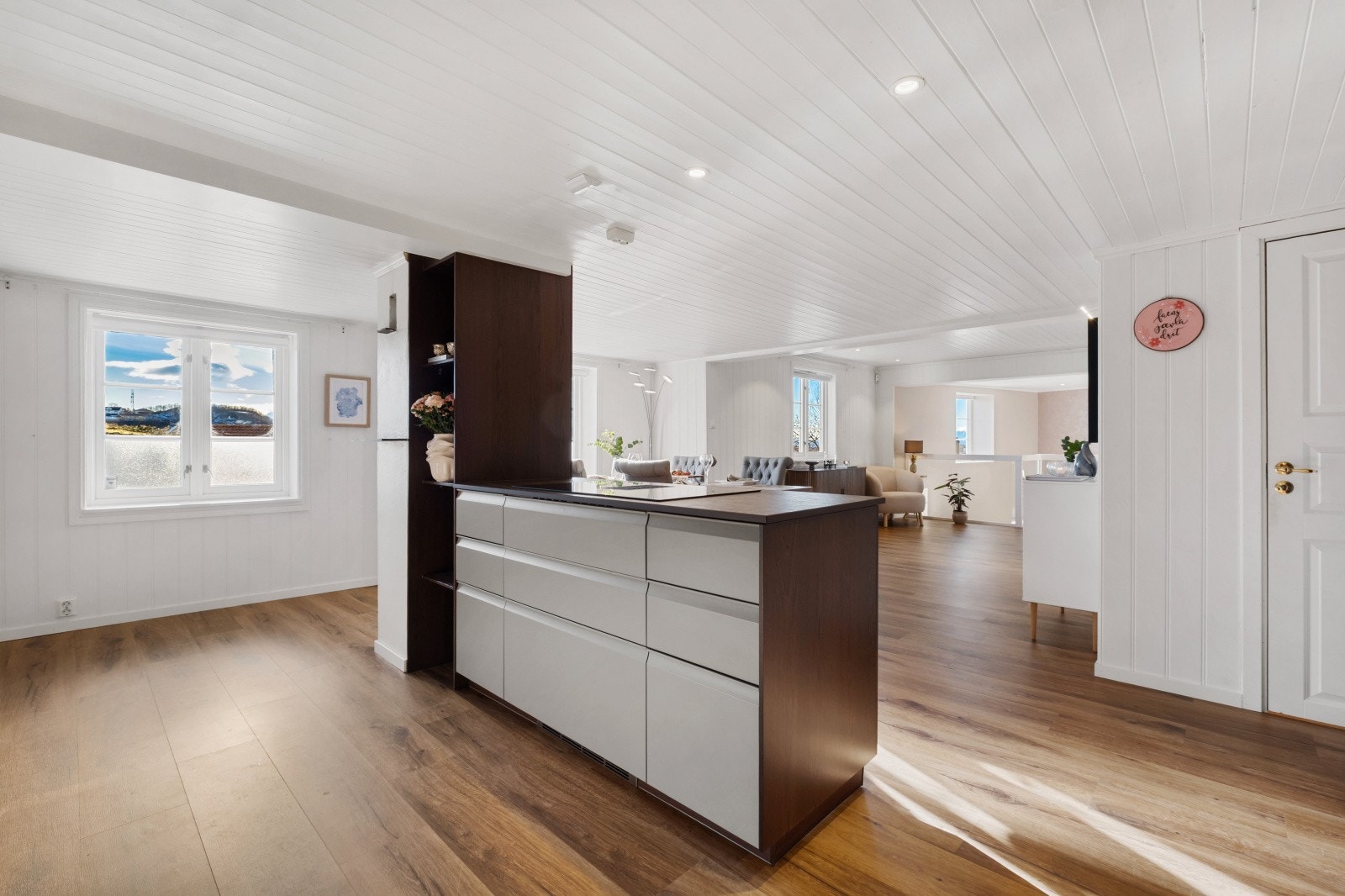 Den romslige kjøkkenøya vender mot stuedelen og fungerer som et naturlig samlingspunkt i rommet, perfekt både til matlaging, servering og sosiale sammenkomster Galleribilde