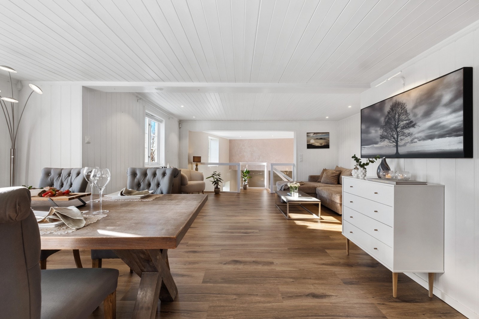 Videre inn i stuen er det god plass til en komfortabel sittegruppe med sofakrok Galleribilde