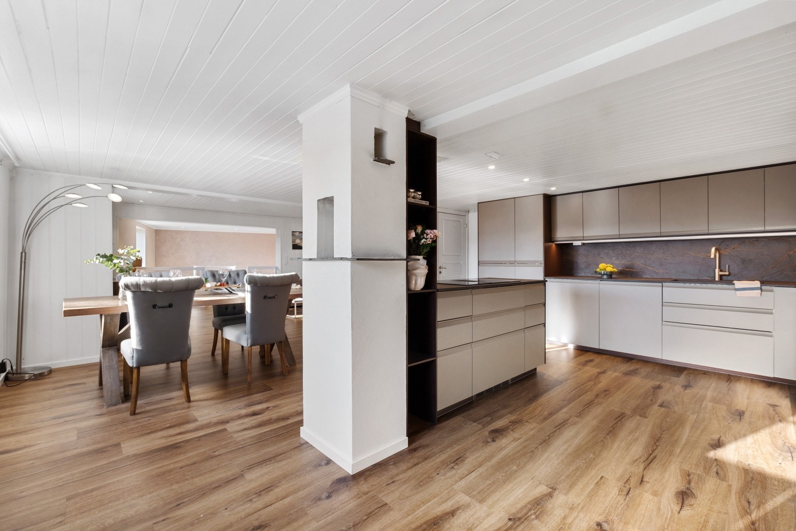 Kjøkkenet er romslig og moderne, og ligger i åpen løsning mot stuen, en planløsning som skaper en luftig og sosial atmosfære i boligen Galleribilde