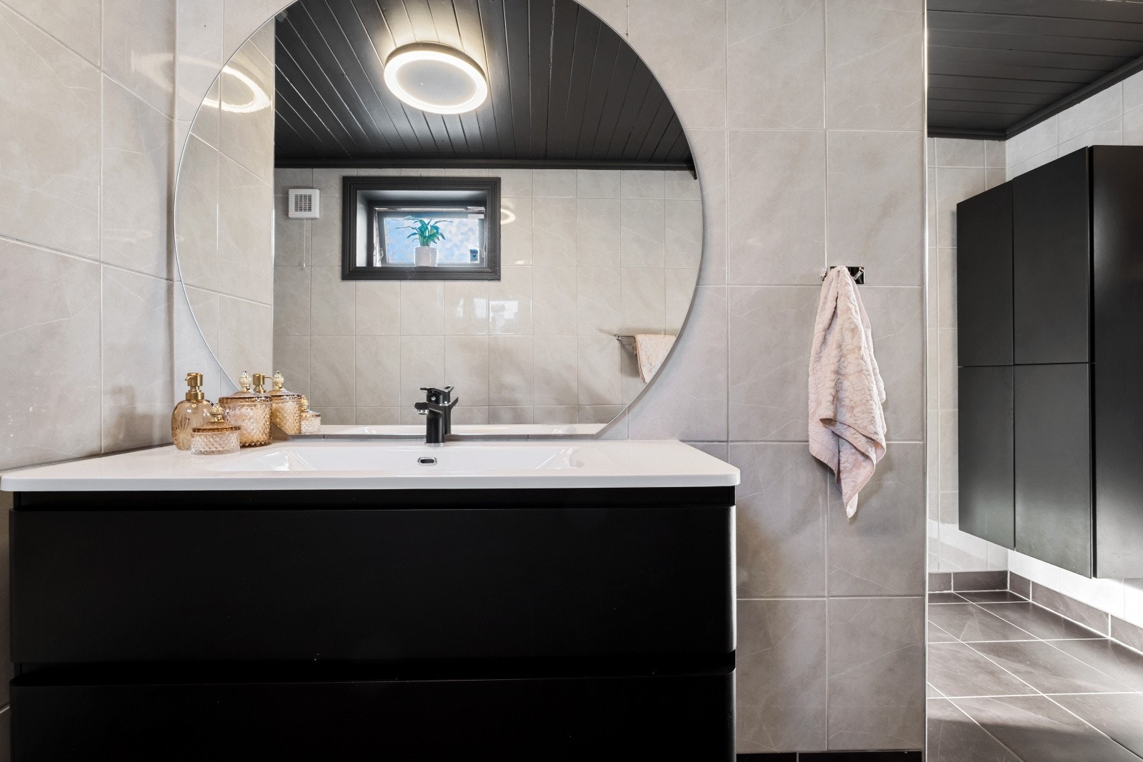 Løsningen gir rikelig med oppbevaringsplass og gjør rommet både praktisk og ryddig Galleribilde