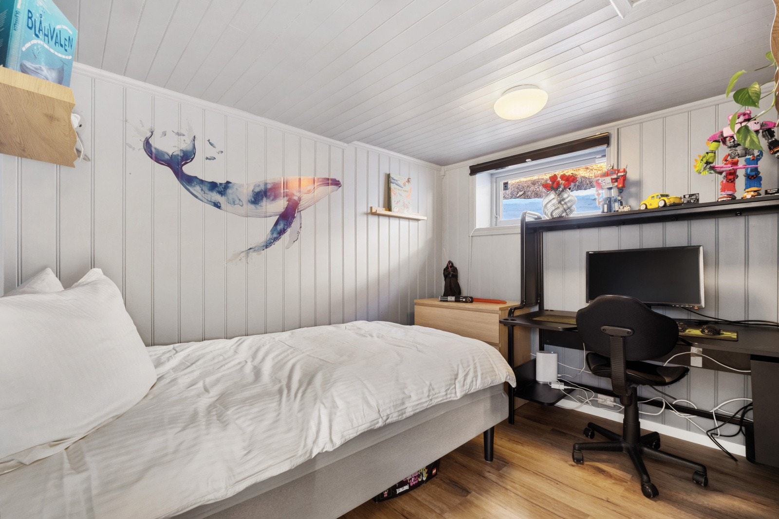 Soverom med plass til seng, tilhørende nattbord, samt skrivebord Galleribilde