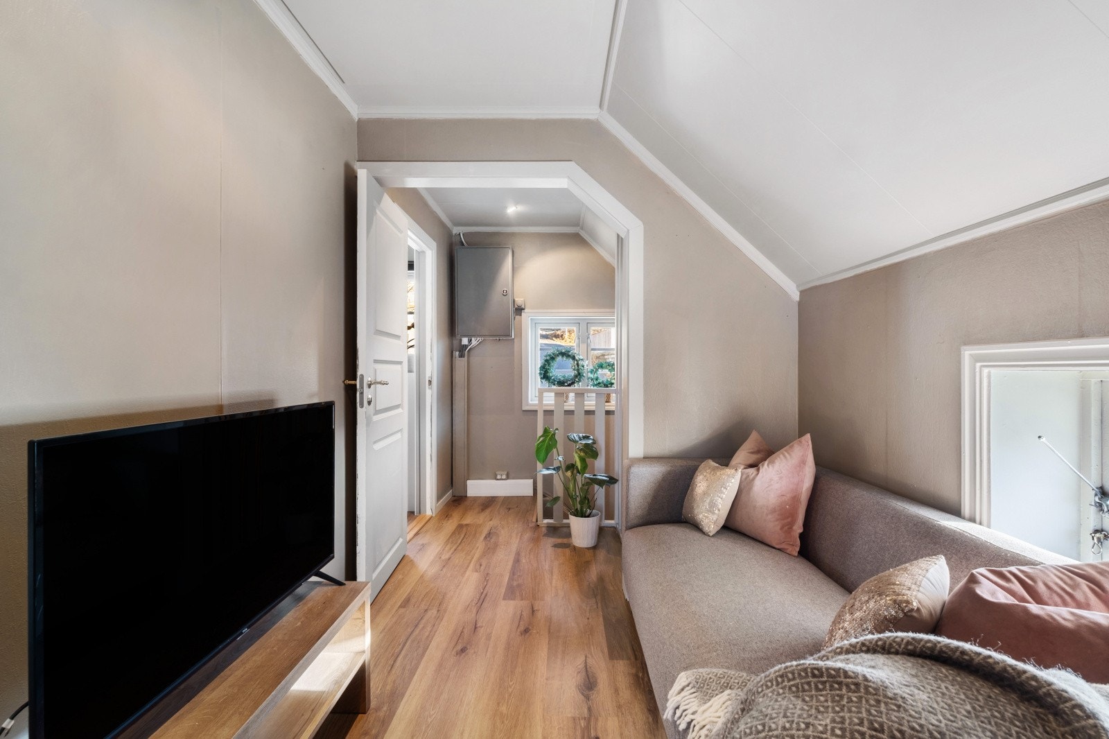 I denne etasjen har man to soverom og gang. Fra hovedsoverommet er det utgang til terrasse Galleribilde