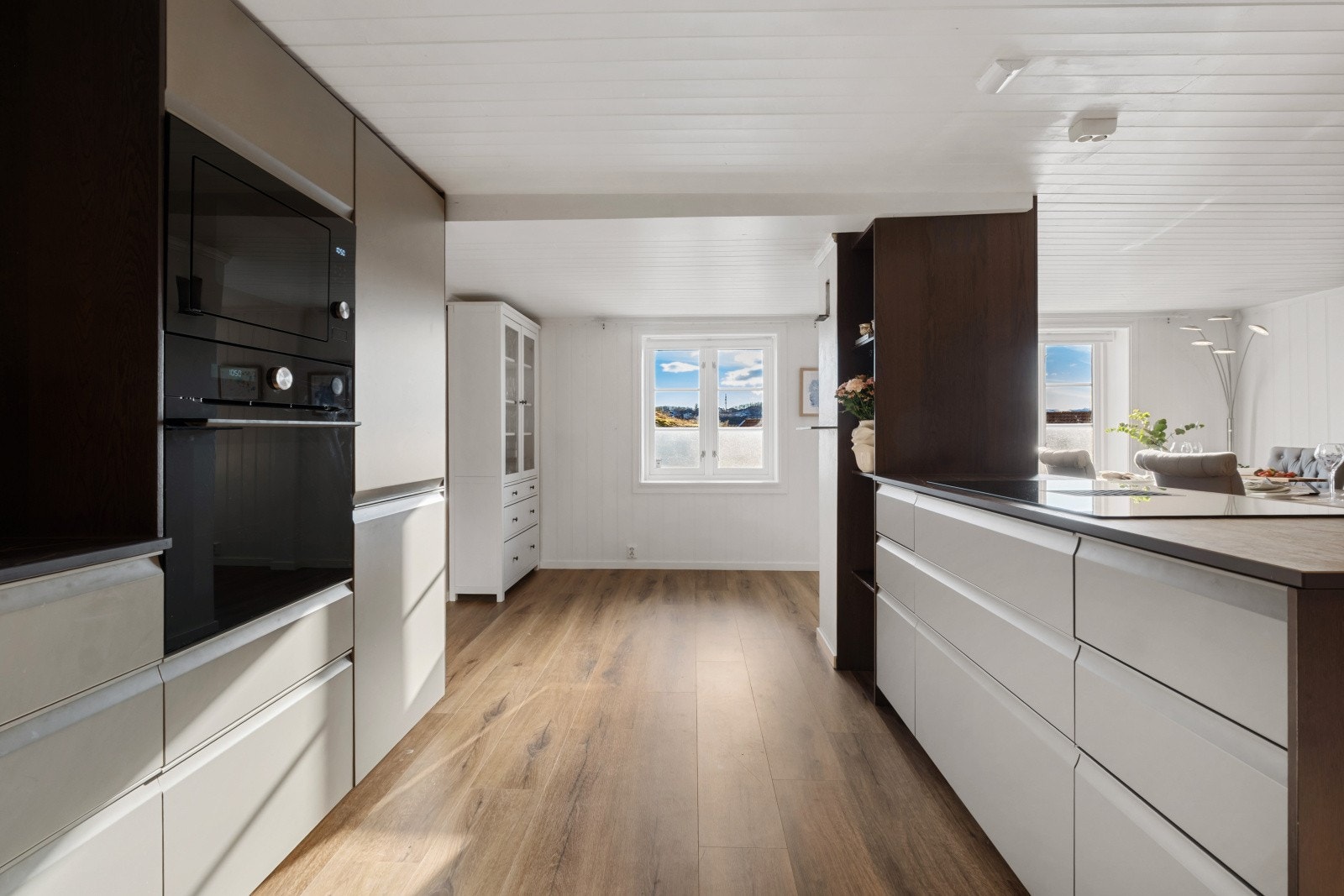 Her er det rikelig med både benkeplass samt godt med skap- og skuffeløsninger, noe som gir svært gode oppbevaringsmuligheter Galleribilde