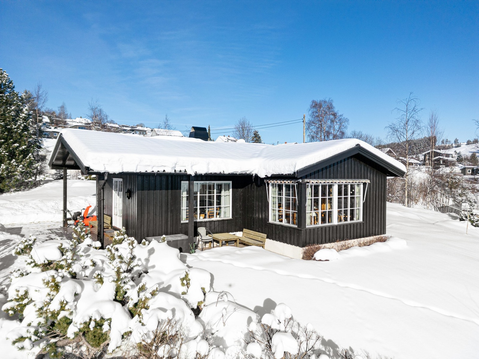 Velholdt enebolig som ble utvendig beiset sommeren 2025. Galleribilde