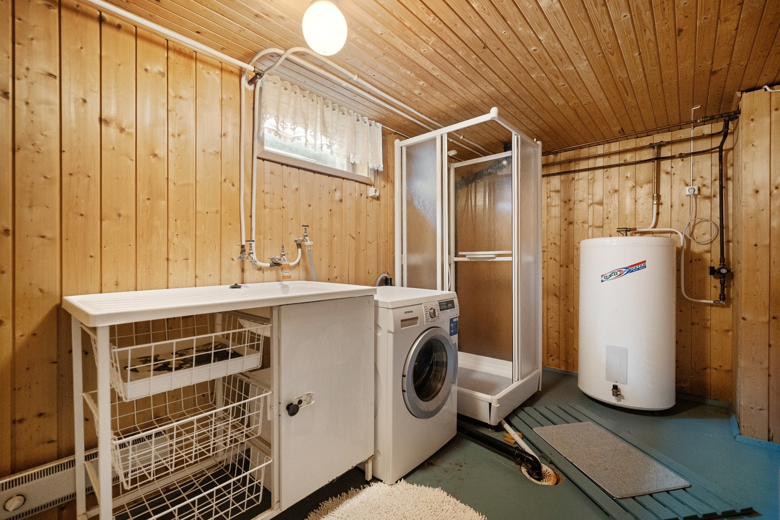 Vaskerom med dusjkabinett i kjeller. Galleribilde