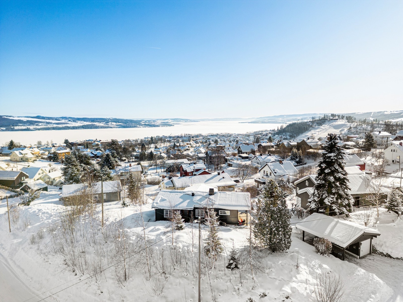 Velholdt enebolig med garasje og carport. Galleribilde