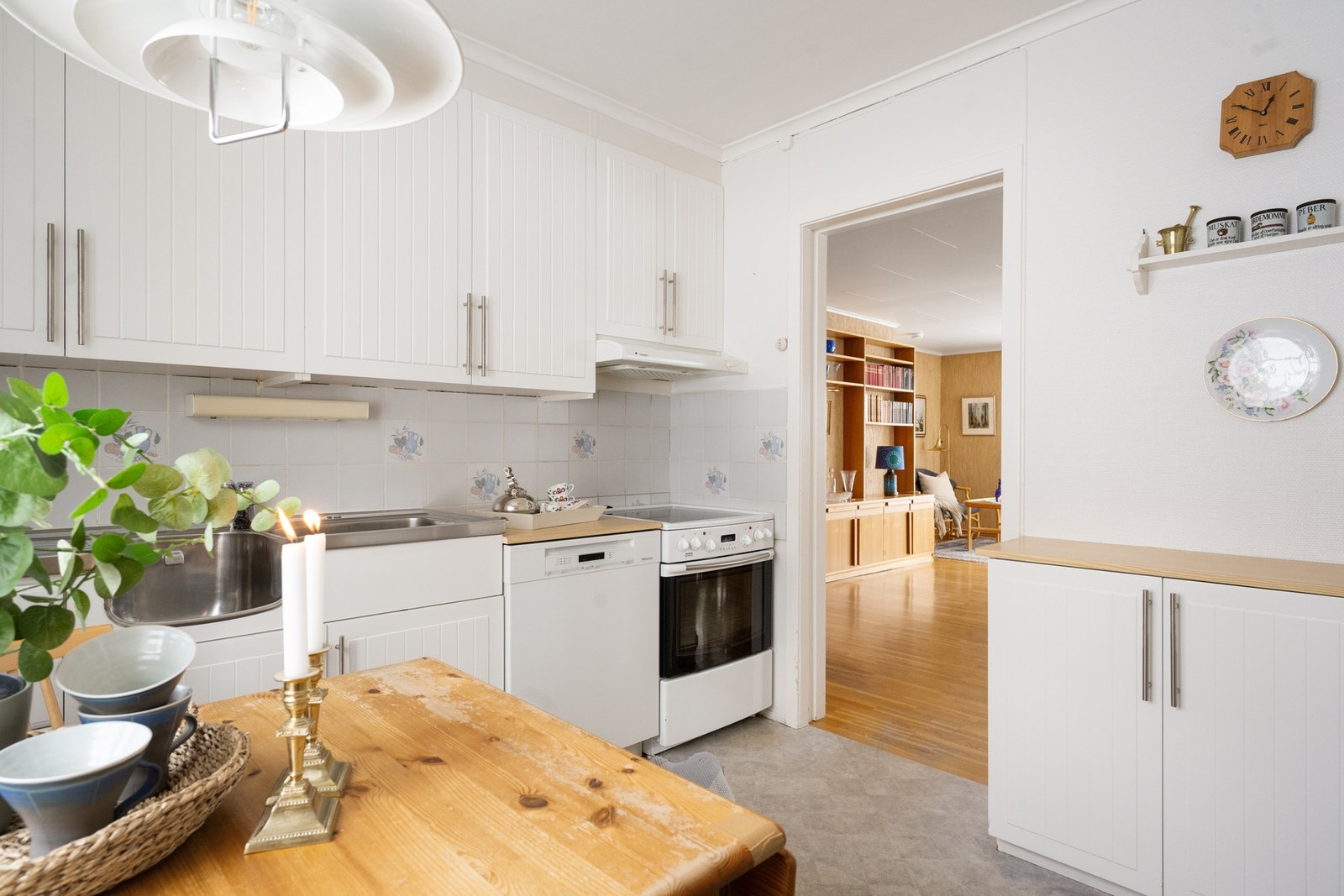 Hvit kjøkkeninnredning med glatte fronter. Galleribilde