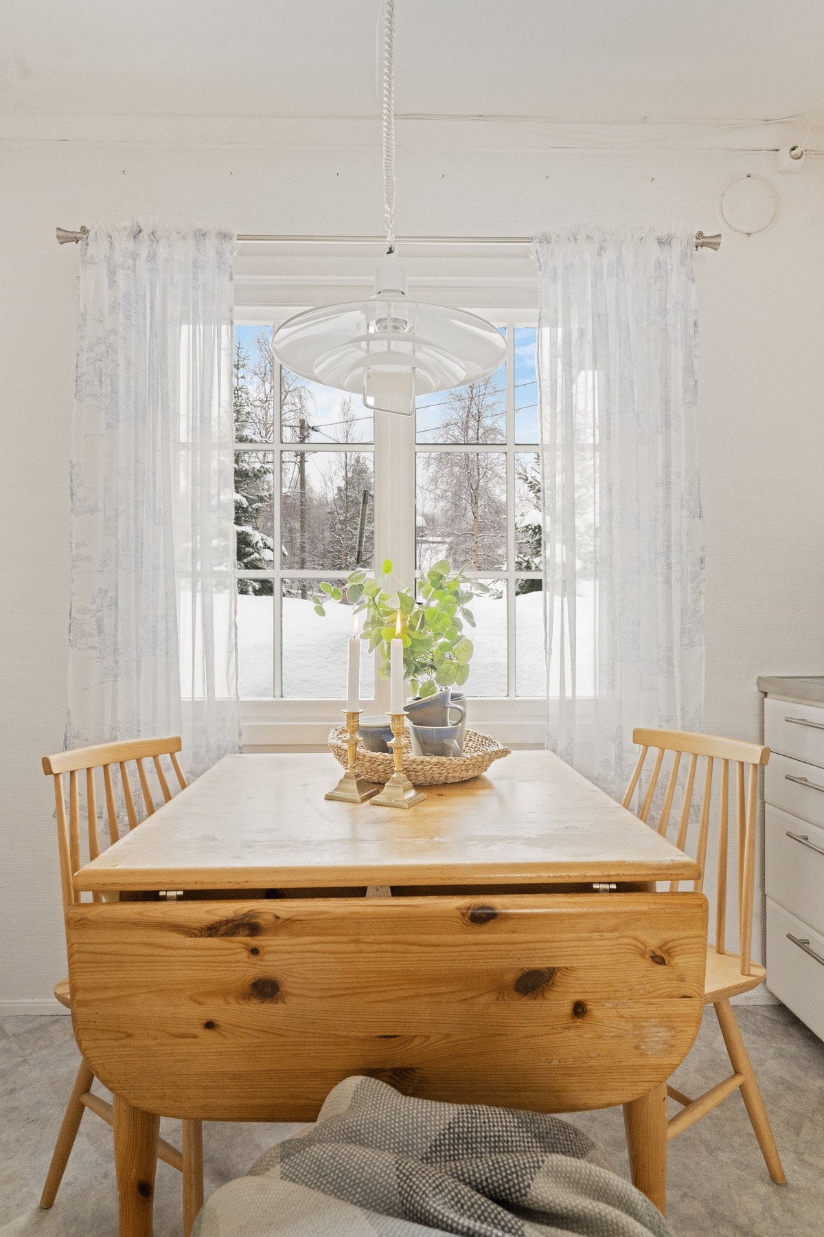 Koselig spiseplass på kjøkken. Galleribilde