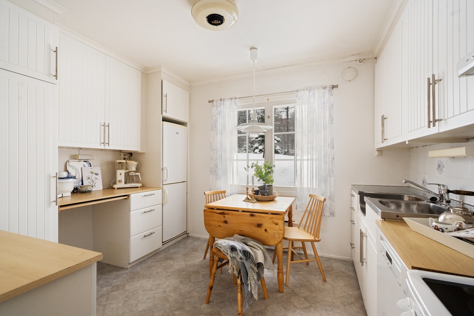 Lyst og trivelig kjøkken med rikelig skapplass. Galleribilde