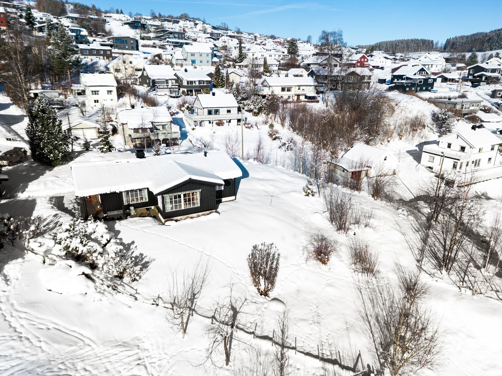 Eiendommen ligger fint til på en liten høyde. Galleribilde