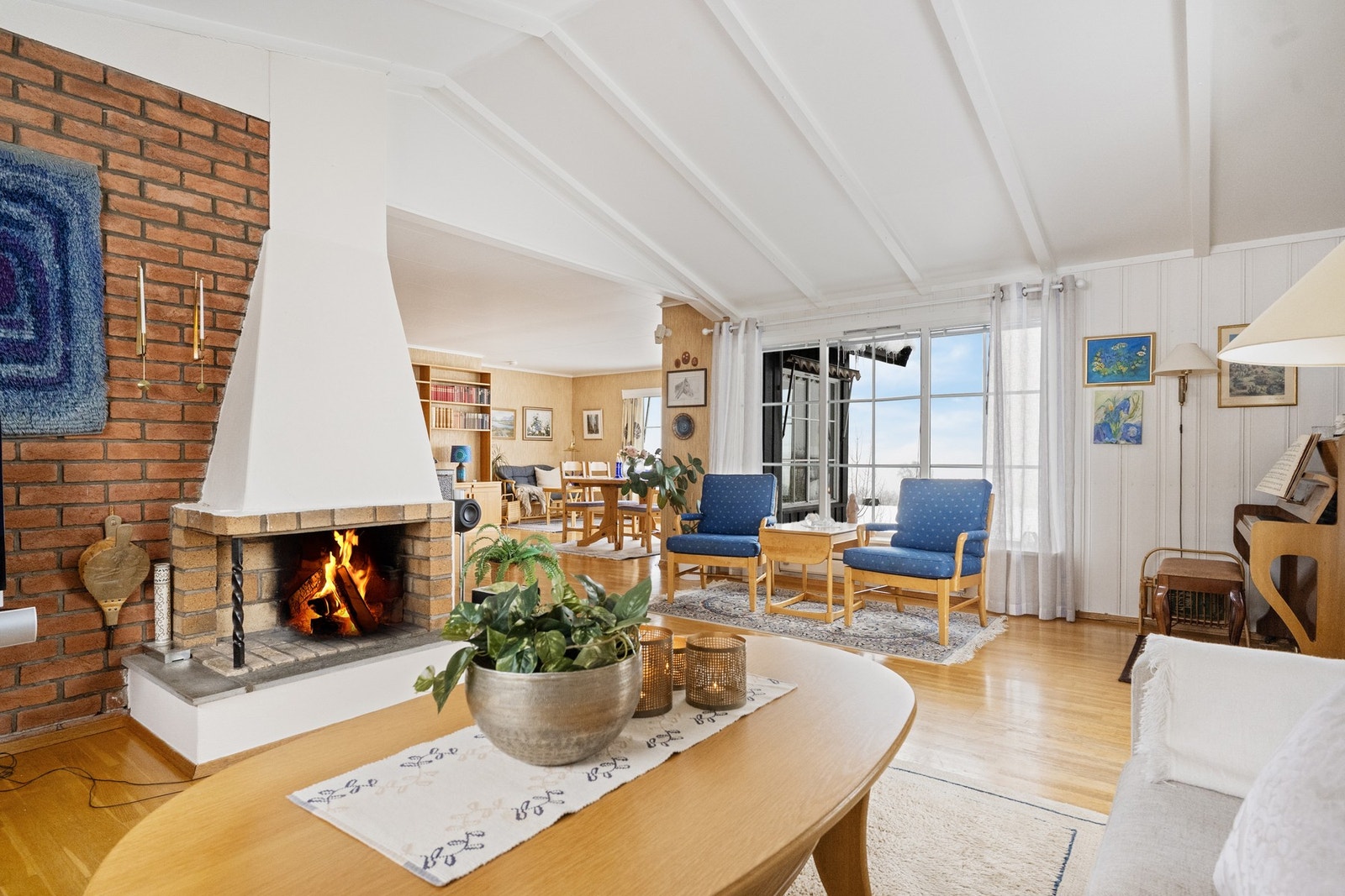 Lys og trivelig stue med store vinduer. Galleribilde