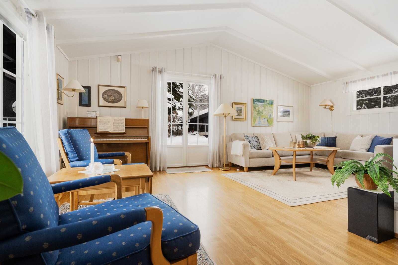 Fra stuen er det utgang til terrasse og hage. Galleribilde