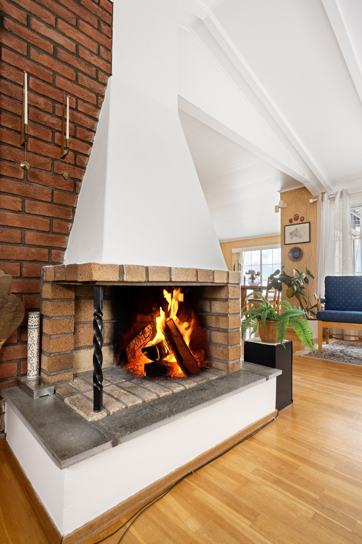 Åpen peis i stue. Galleribilde