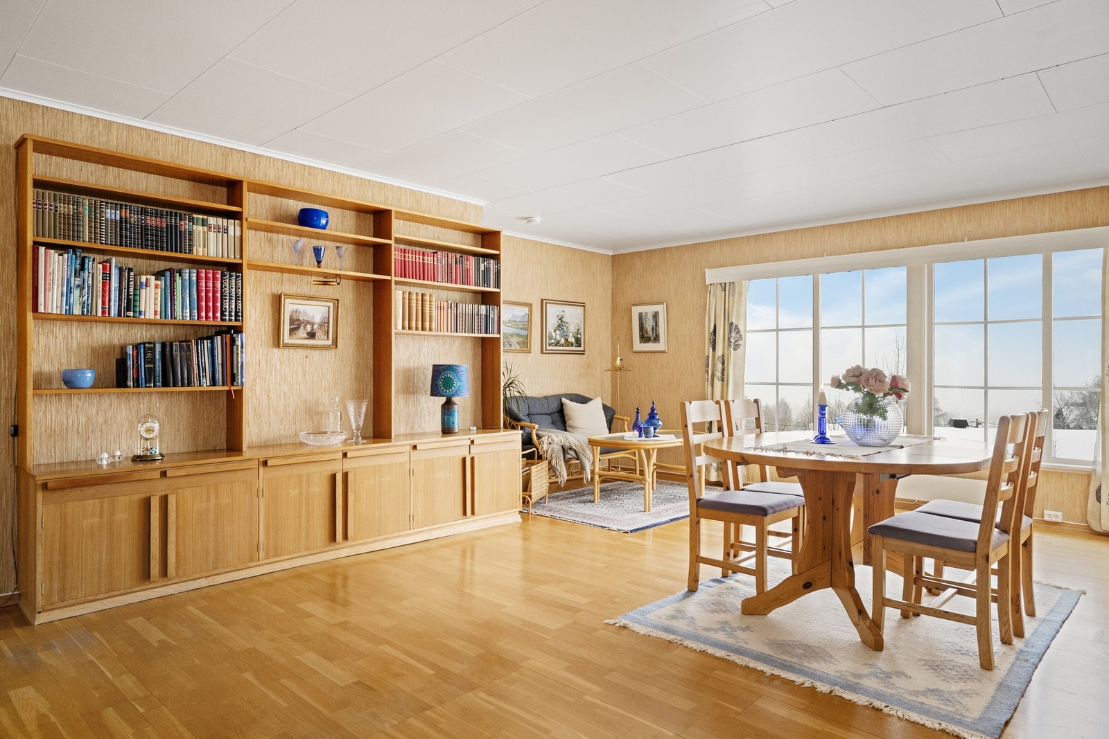 Koselig stue med parkettgulv og Biritapet. Galleribilde