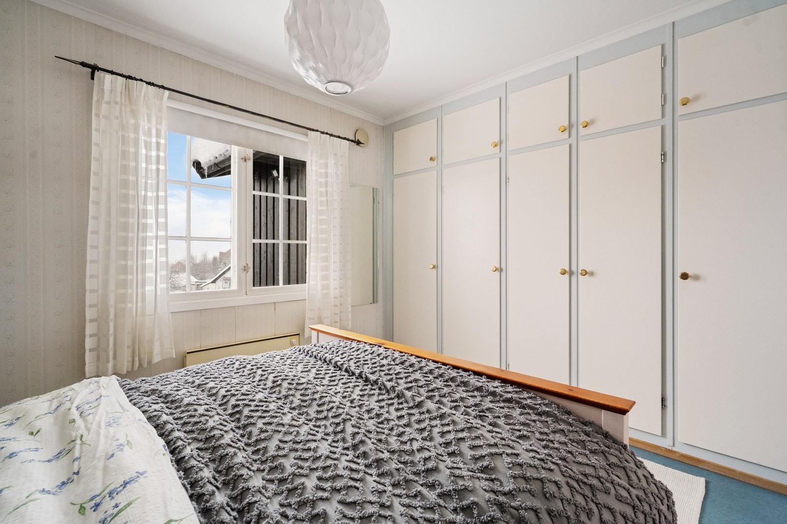 Soverom med plassbygde garderobeskap. Galleribilde