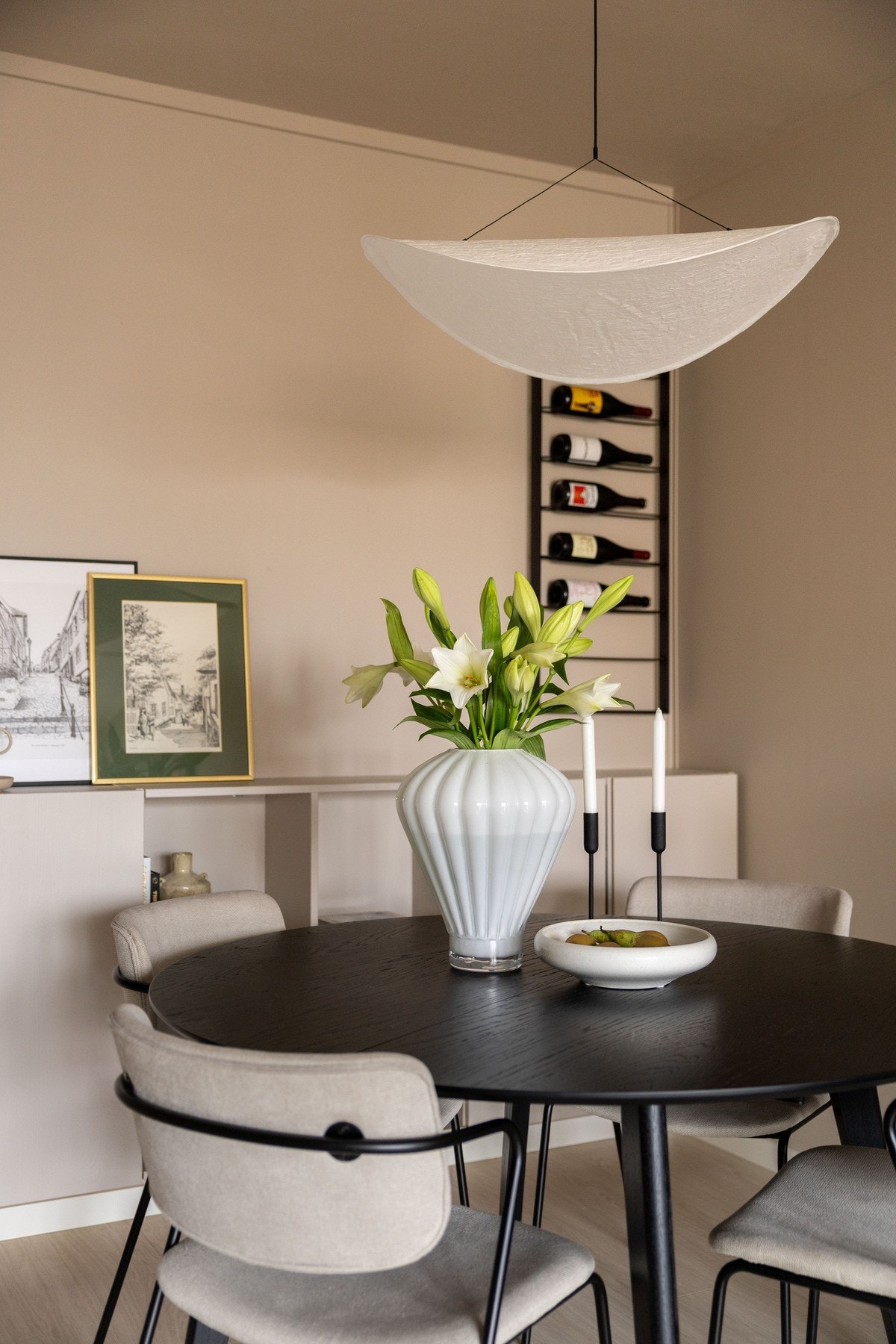 Spiseplass i tilknytning til stuen - perfekt for hyggelige måltider. Galleribilde