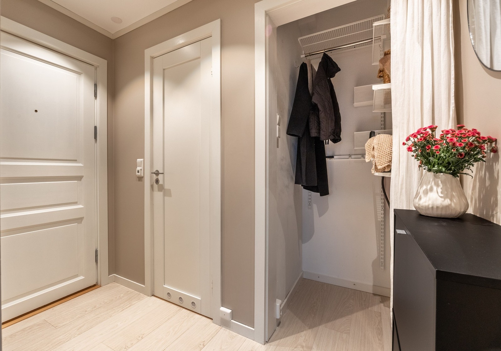 Entré med garderobeløsning og god plass til yttertøy. Galleribilde