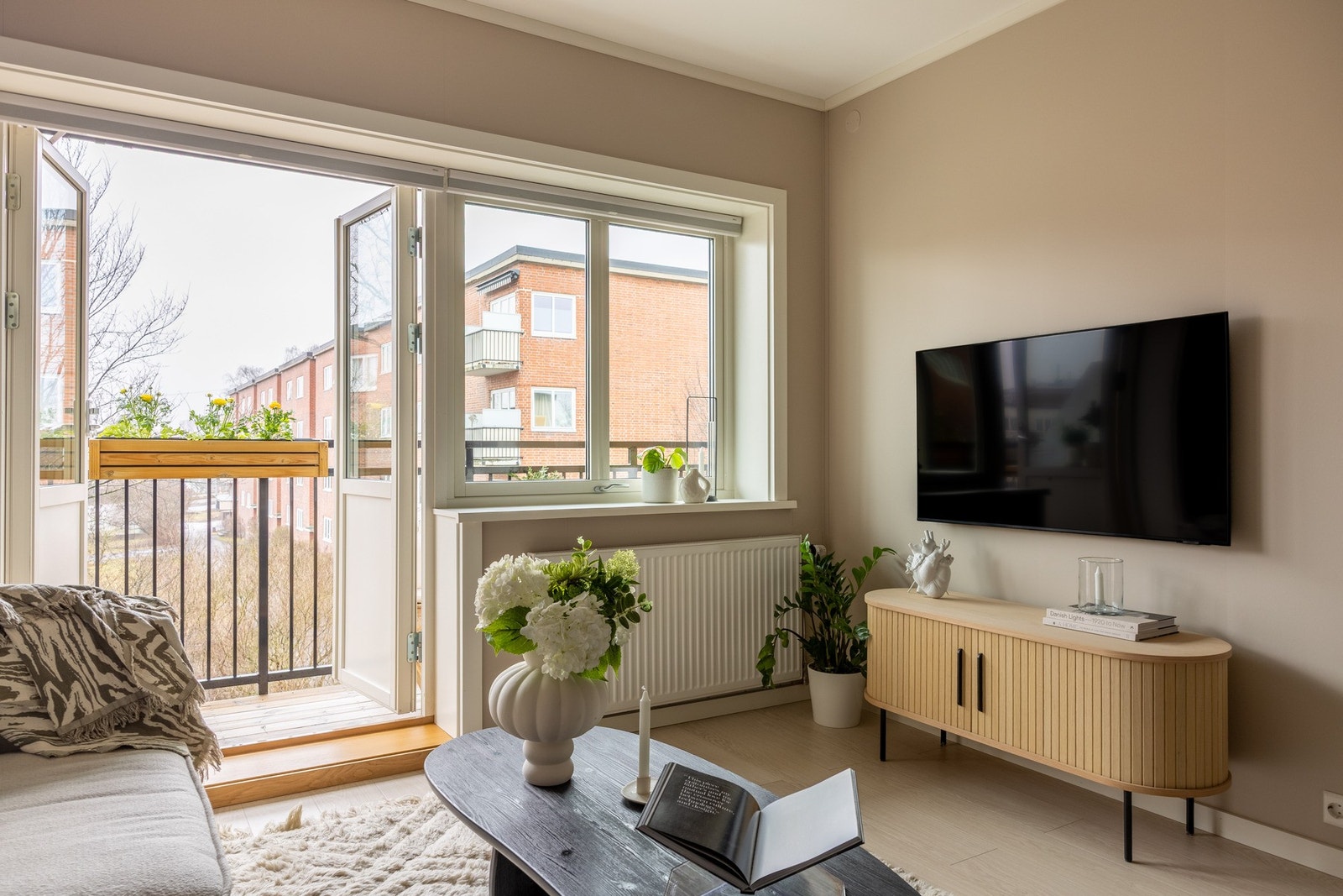 Store vinduer slipper inn rikelig med naturlig lys. Galleribilde