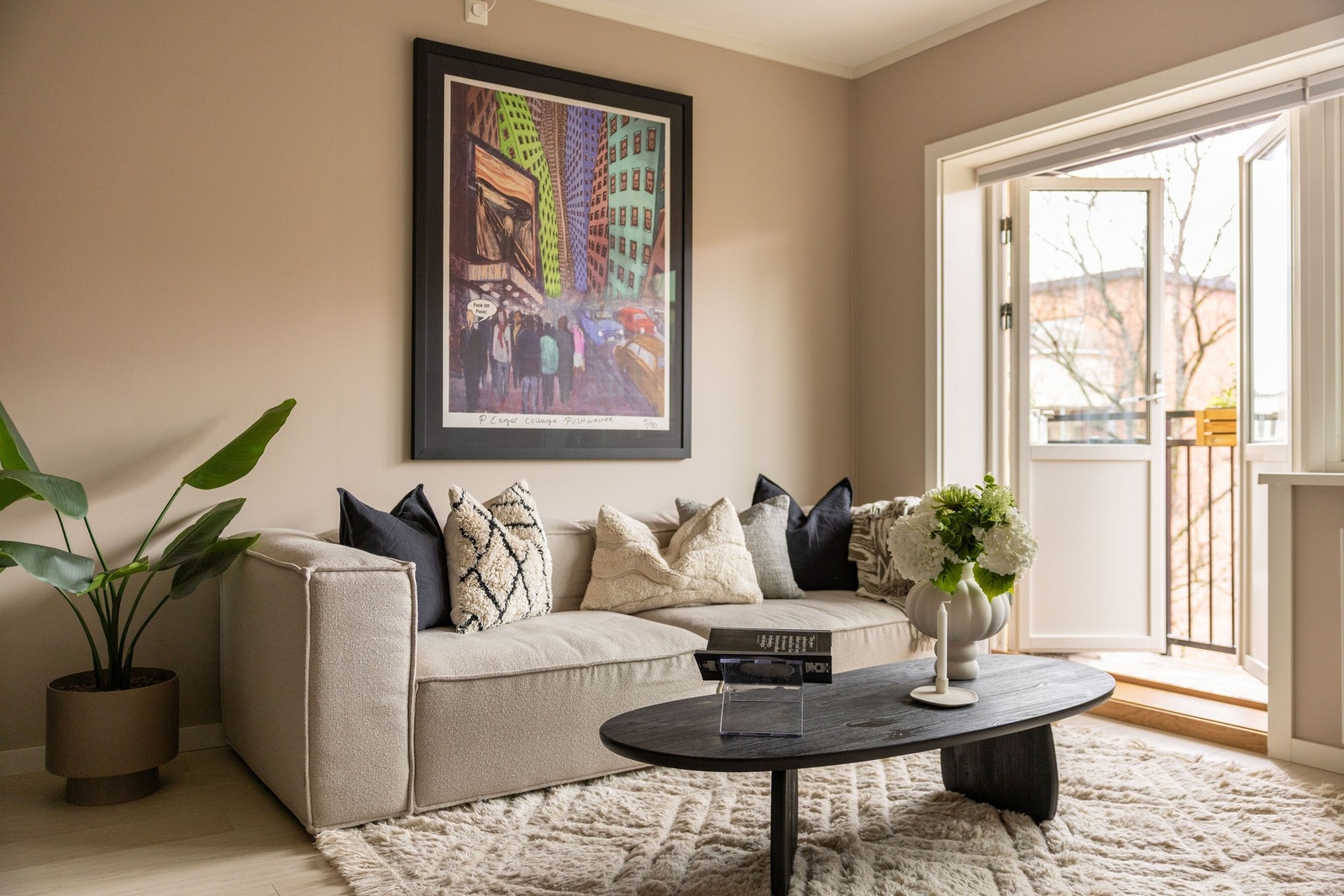 Romslig stue med utgang til balkong. Galleribilde