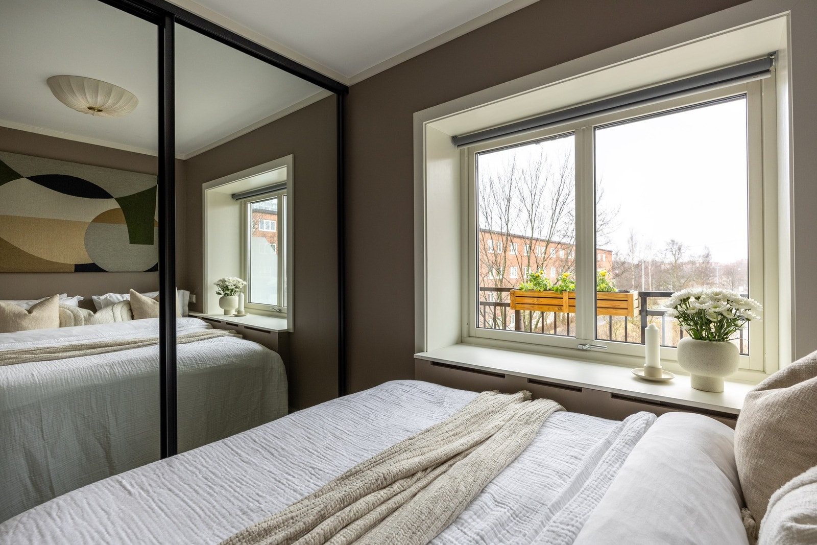 Det er rikelig med oppbevaringsplass i nisje langs den ene veggen. Galleribilde