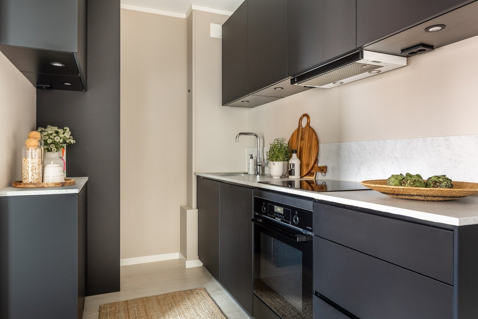 Stilrent kjøkken med gode arbeidsflater og moderne uttrykk. Galleribilde