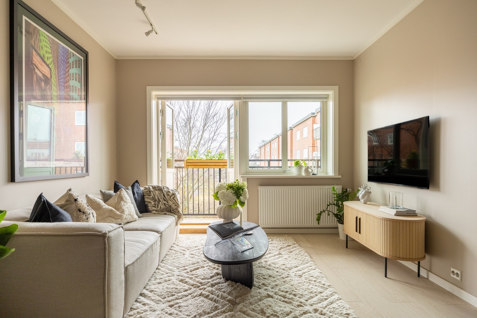 Stue med moderne uttrykk og gode møbleringsmuligheter. Galleribilde