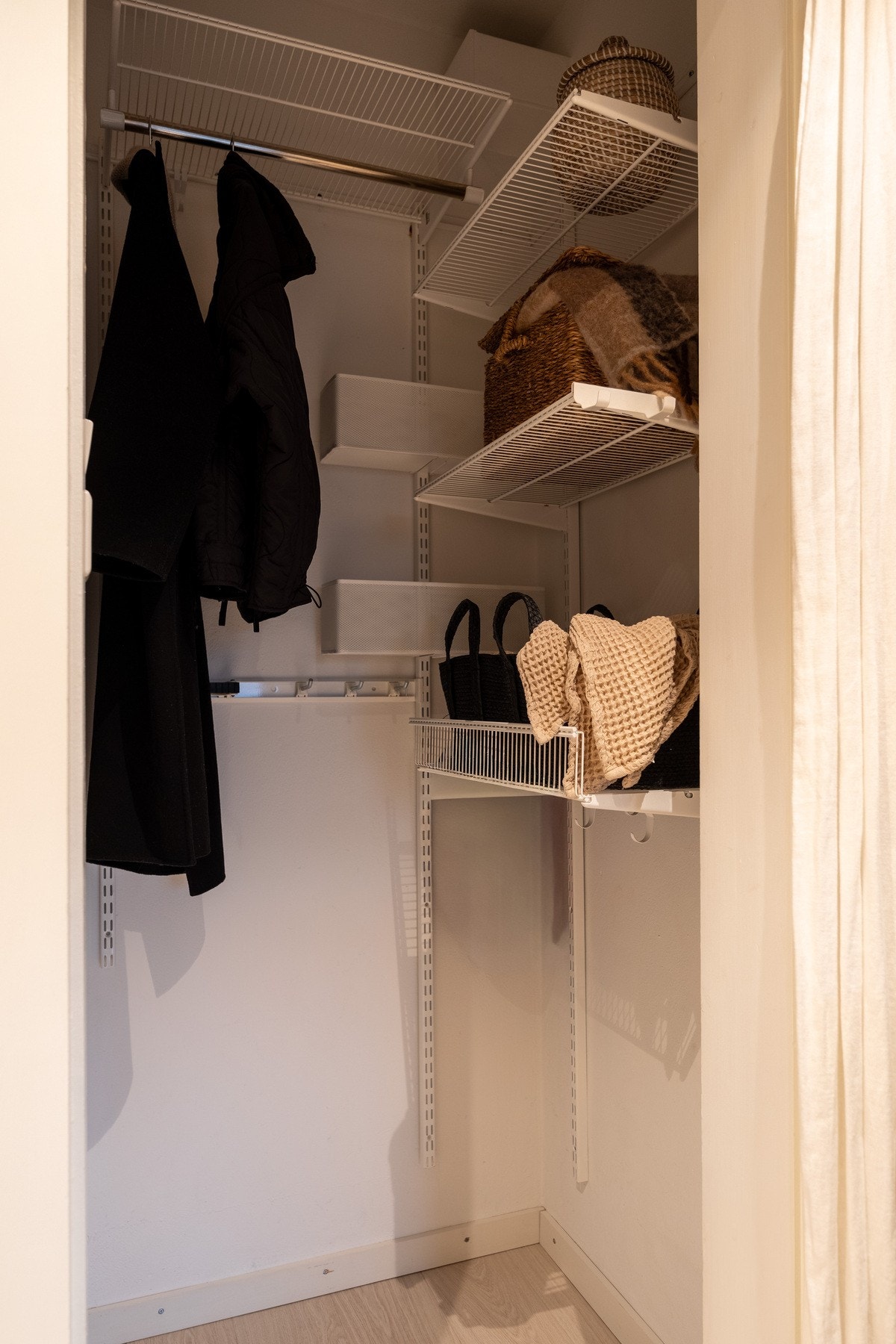 Praktisk bod/walk-in garderobe med gode oppbevaringsmuligheter. Galleribilde