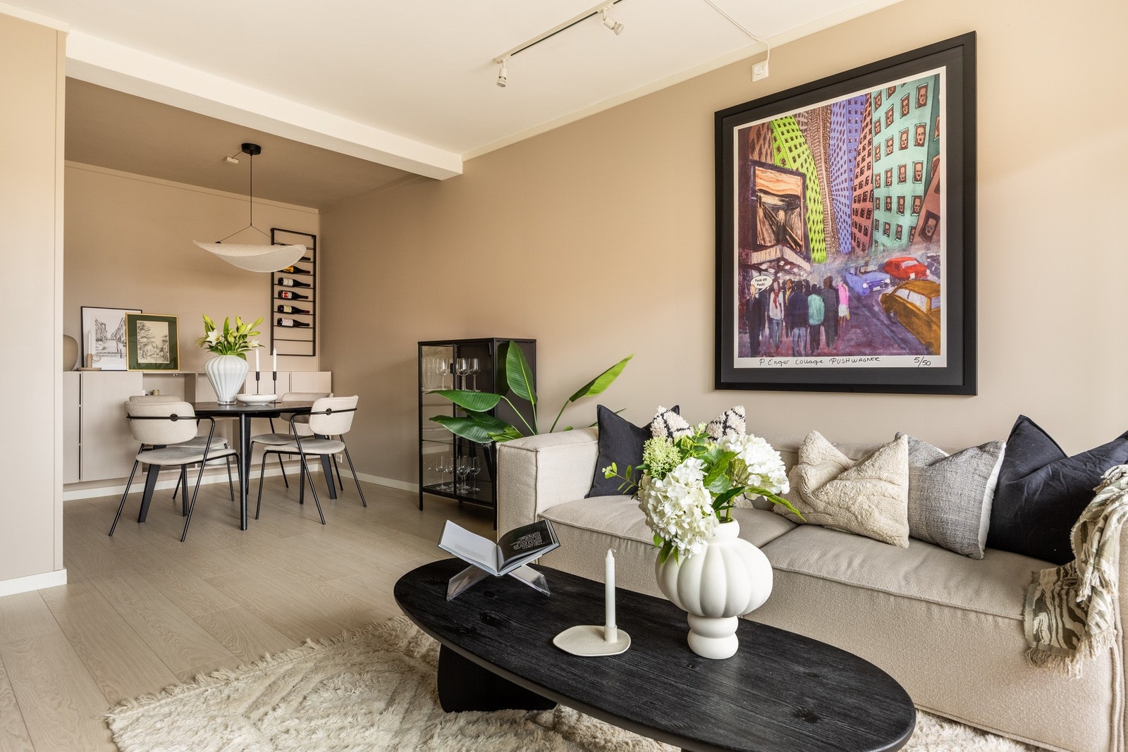 Åpen stue- og spisestueløsning som gir en luftig romfølelse. Galleribilde