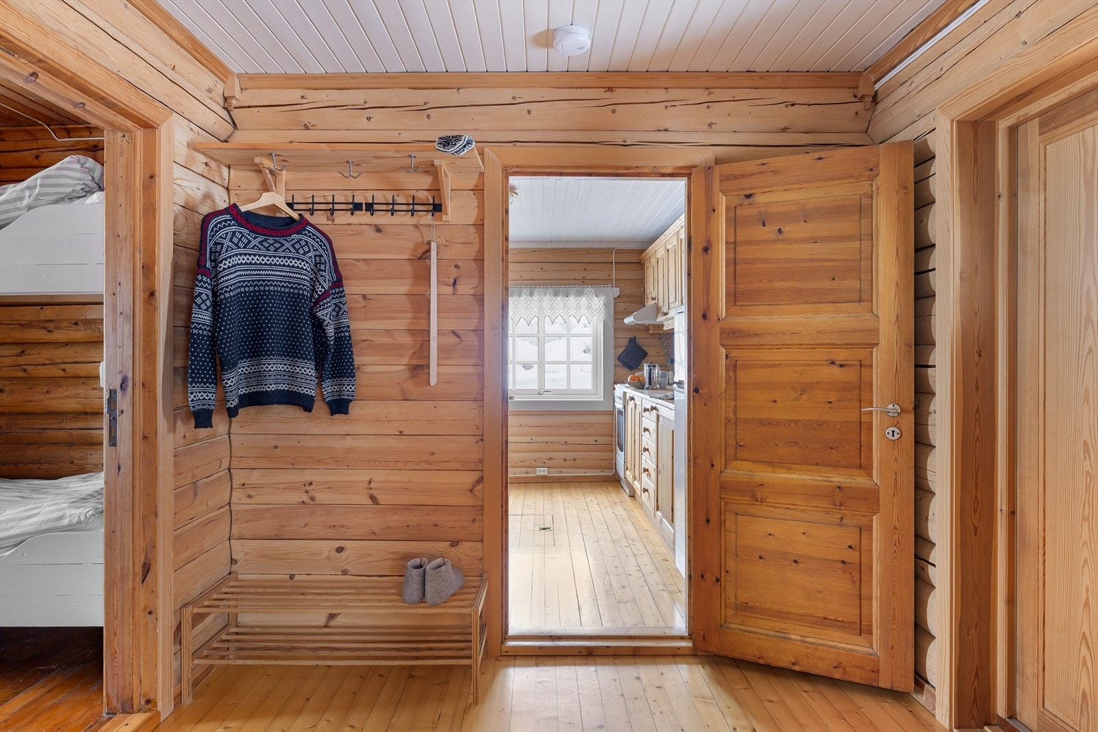 Gang. Soverom 2 til venstre. Kjøkkenet rett fram, med kjellerlem i gulv Galleribilde