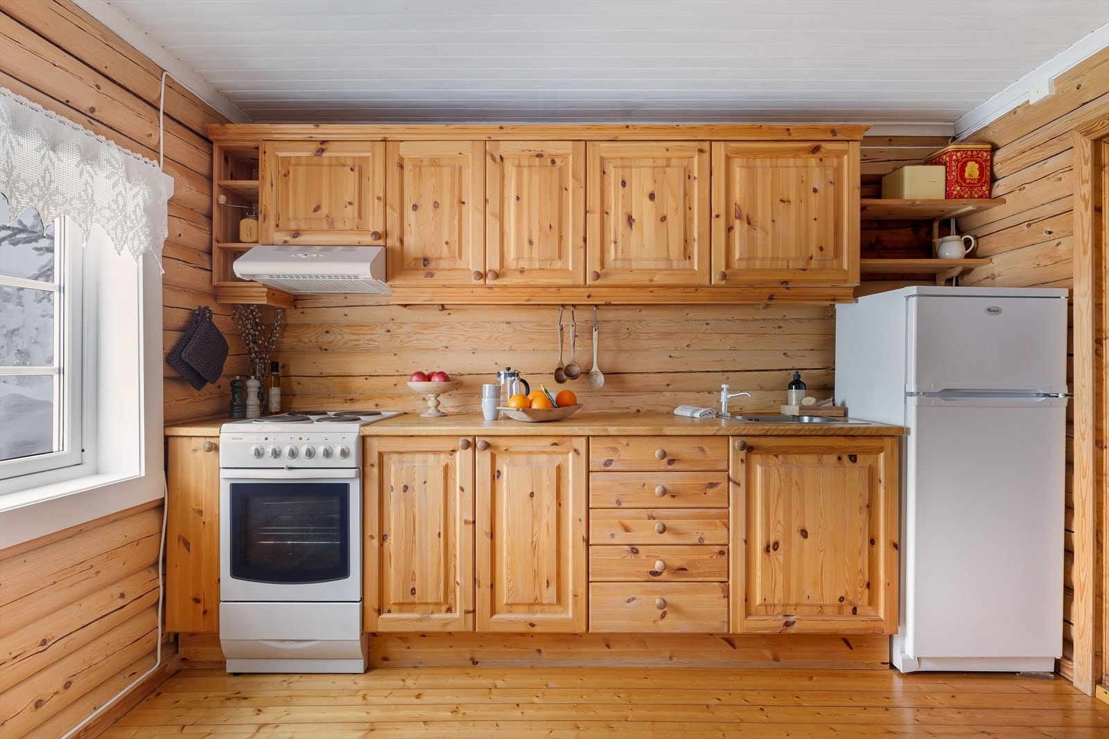 Kjøkken med komfyr og kjøleskap. Galleribilde