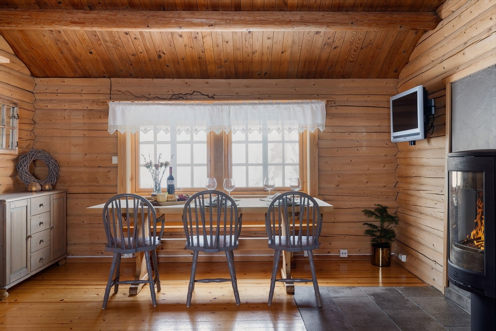 Spisestue med store vinduer som gir godt med utsyn Galleribilde