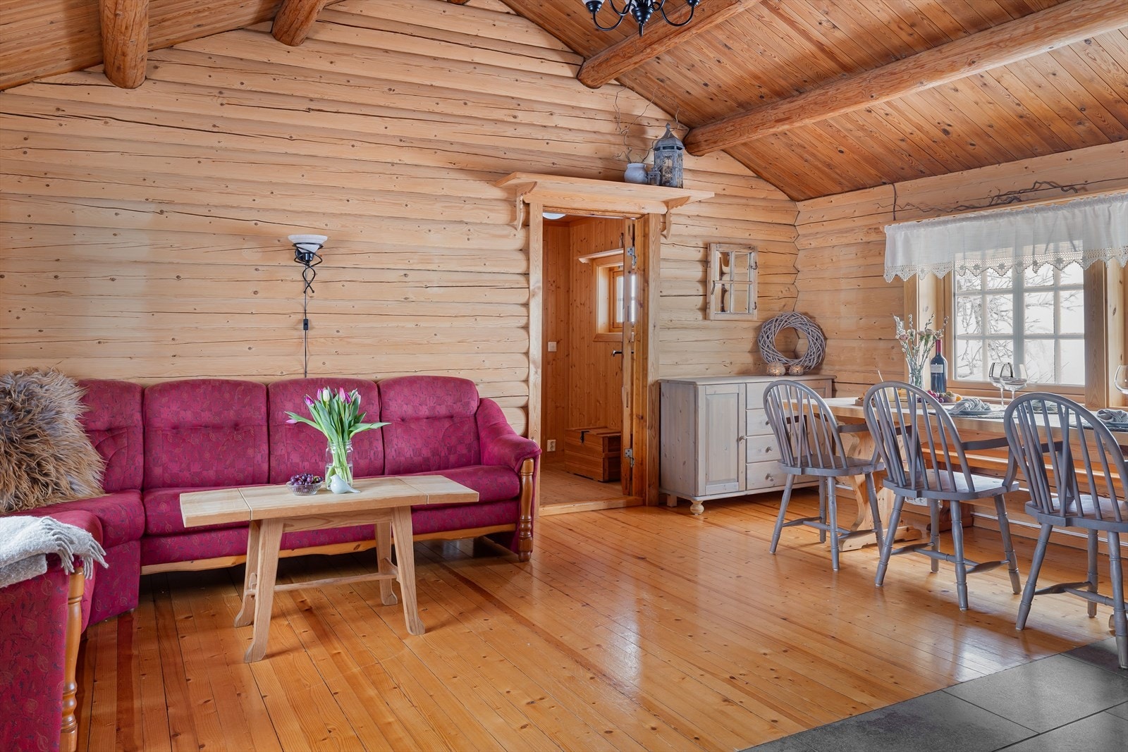 Stor stue med høy himling som gir god romfølelse. Galleribilde