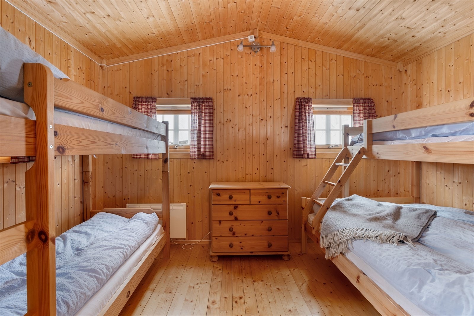 Innredet soverom i uthuset. Rommet er ikke godkjent til varig opphold(boligens hoveddel). Galleribilde