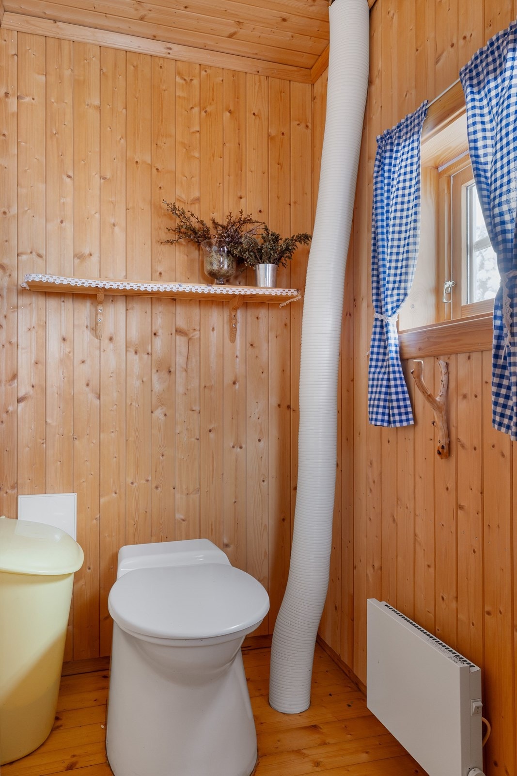 Utedo i uthuset. Galleribilde