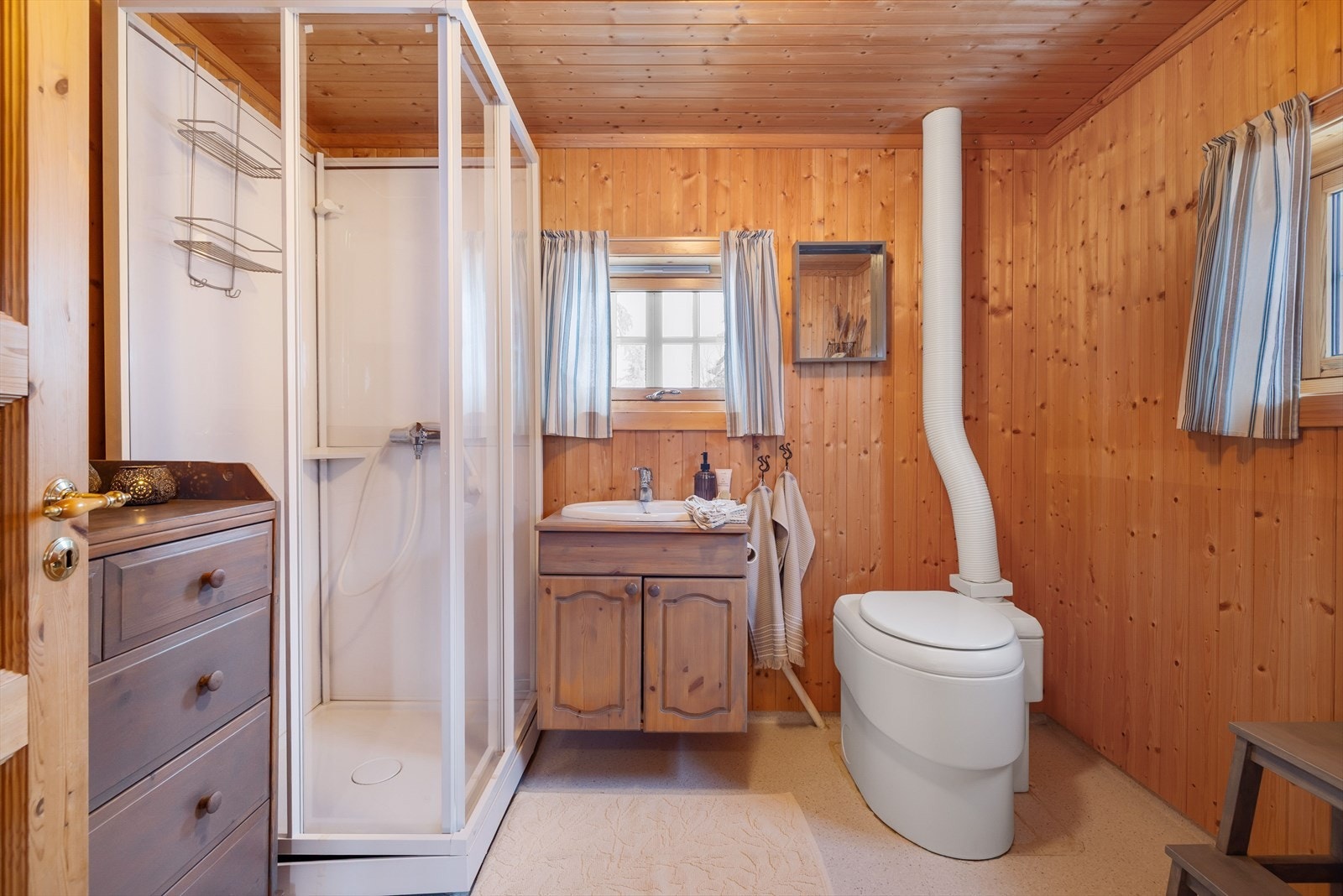 Badrom med dusjkabinett, vask og do Galleribilde