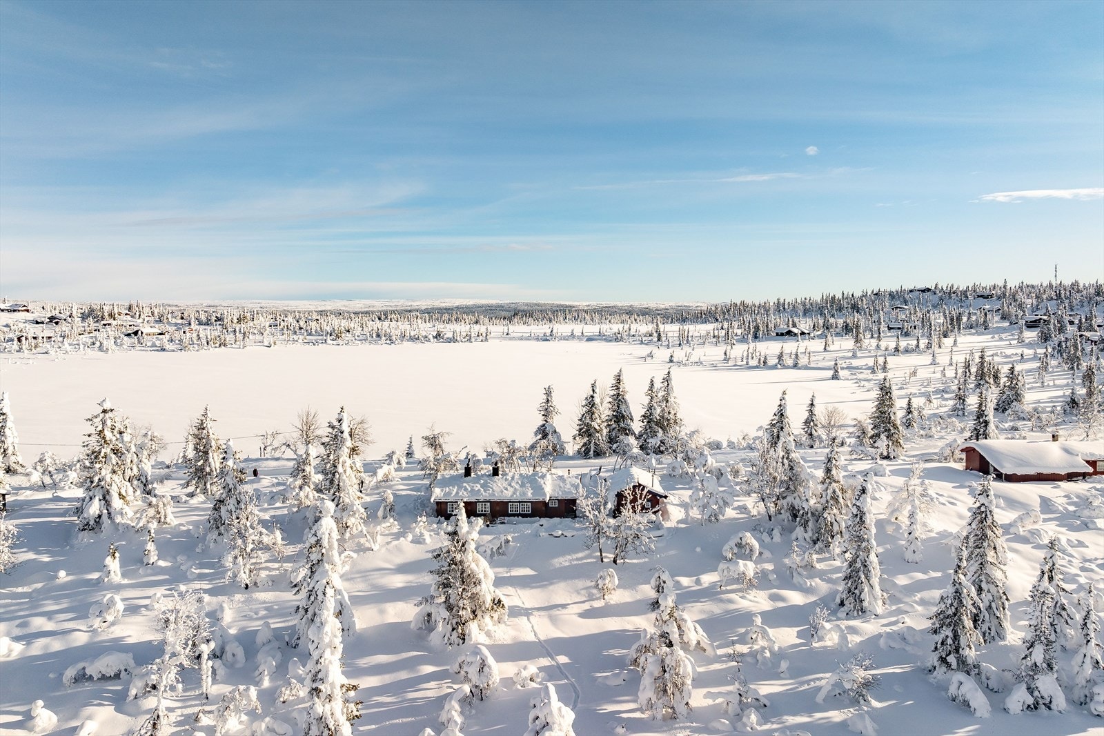 Dronefoto fra vest. Kjerringtjernet ligger bak hytta. Galleribilde