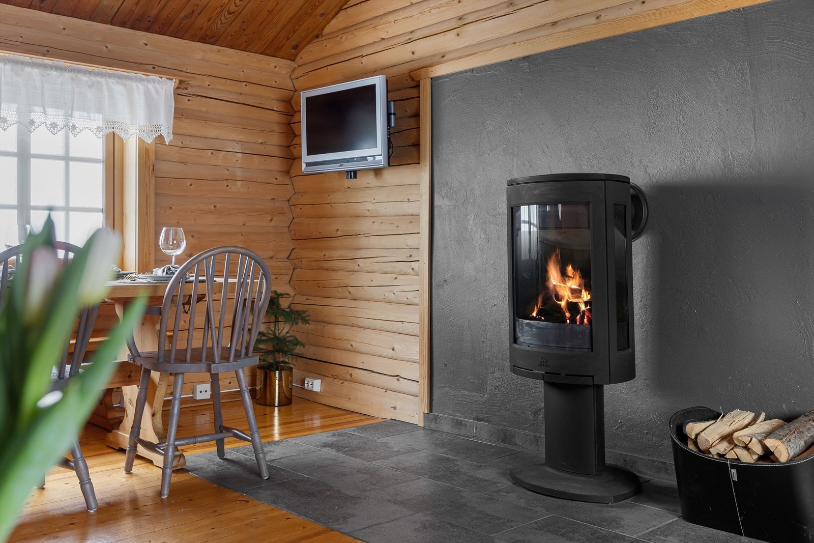 Stue med peisovn. Galleribilde