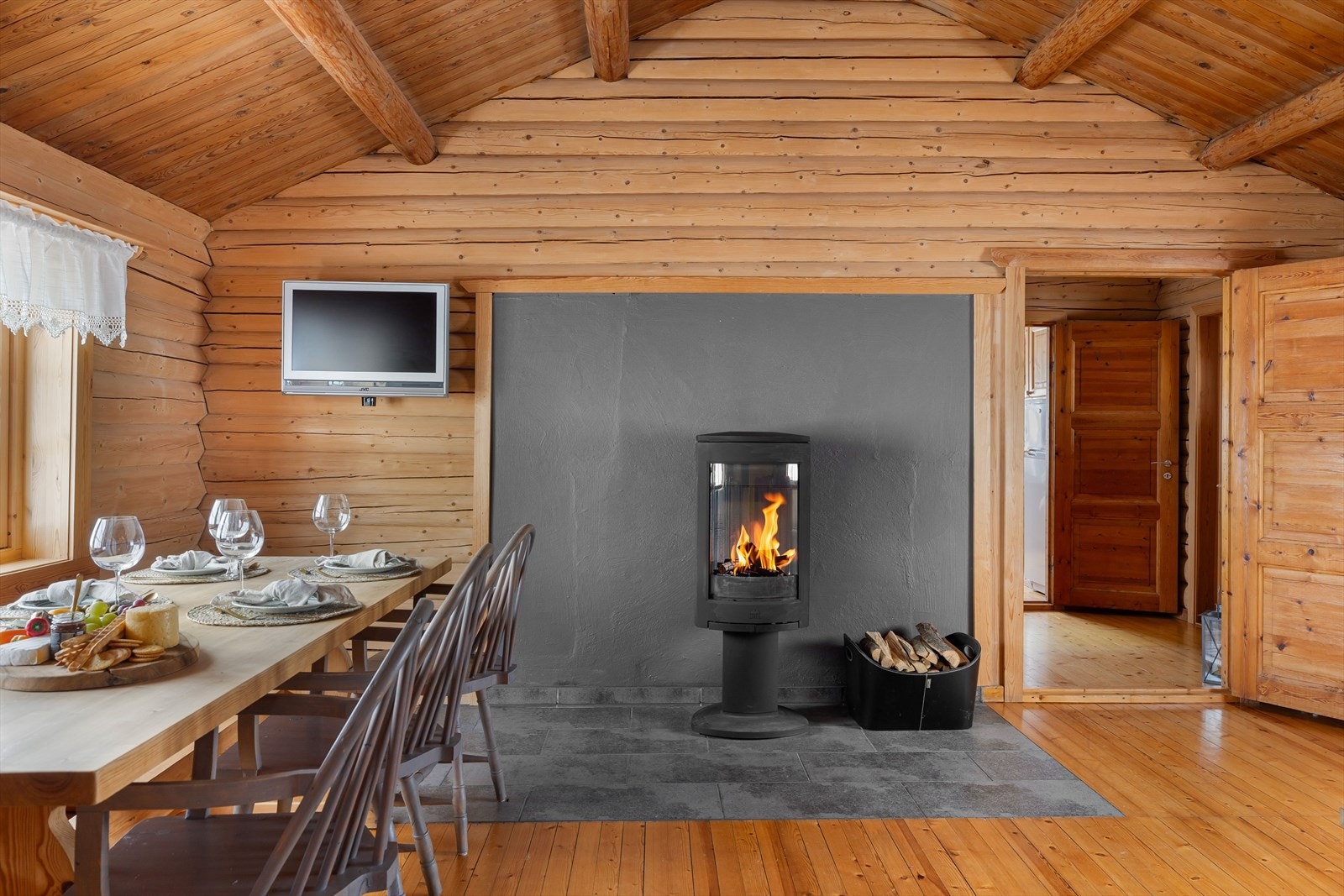 Stue med nyere vedovn. Galleribilde