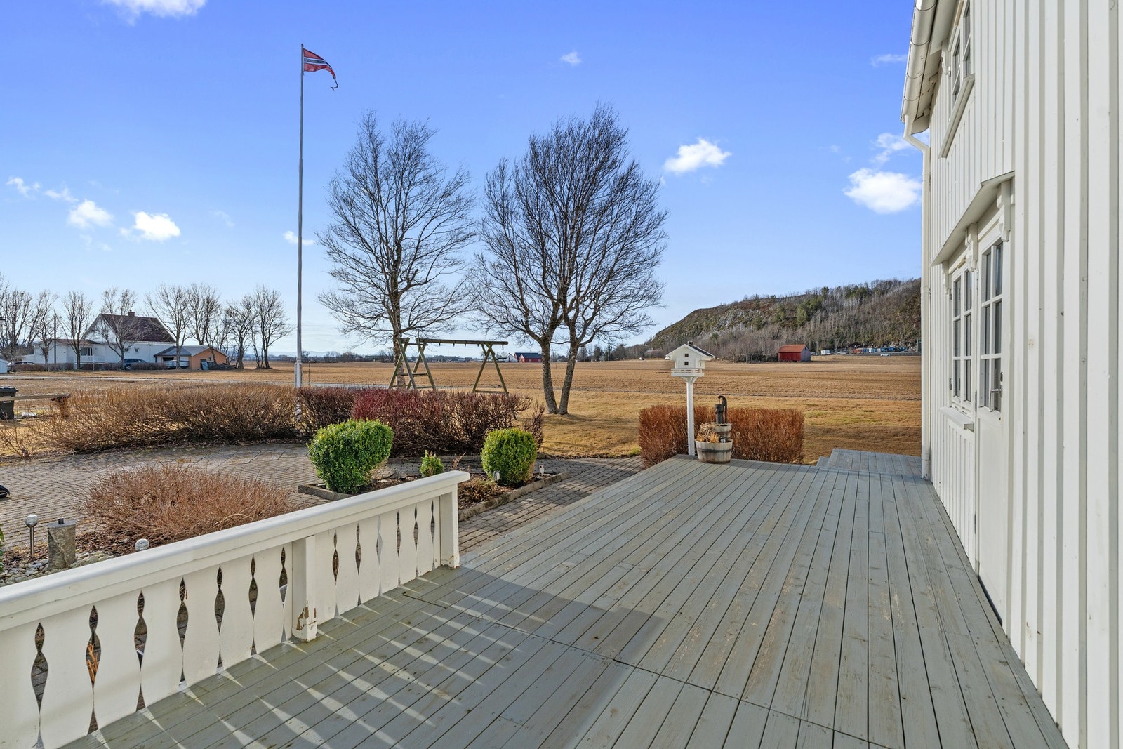 Stor terrasse med gode solforhold Galleribilde